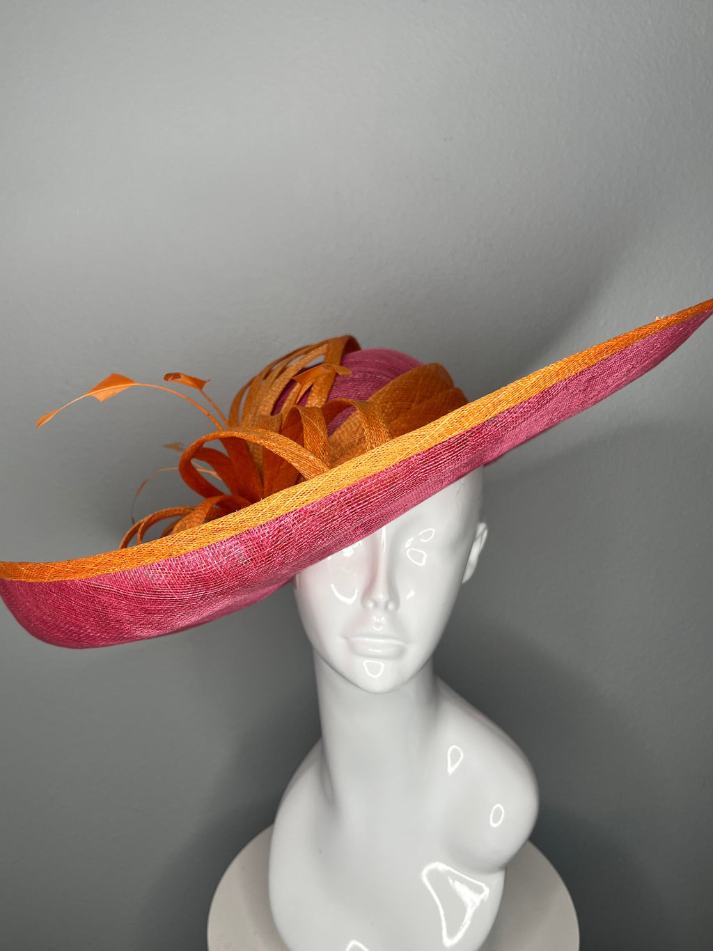 Rosa & Orange Wide-Brim Sinamay Fascinator mit Skulpturenschleifen - Kentucky Derby Statement Hat