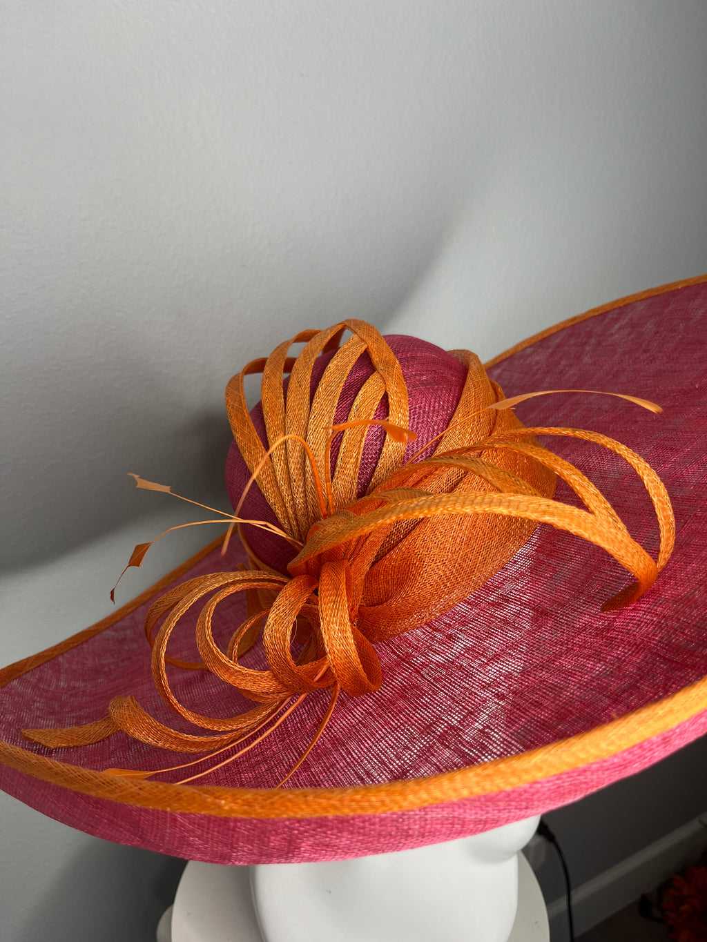 Rosa & Orange Wide-Brim Sinamay Fascinator mit Skulpturenschleifen - Kentucky Derby Statement Hat