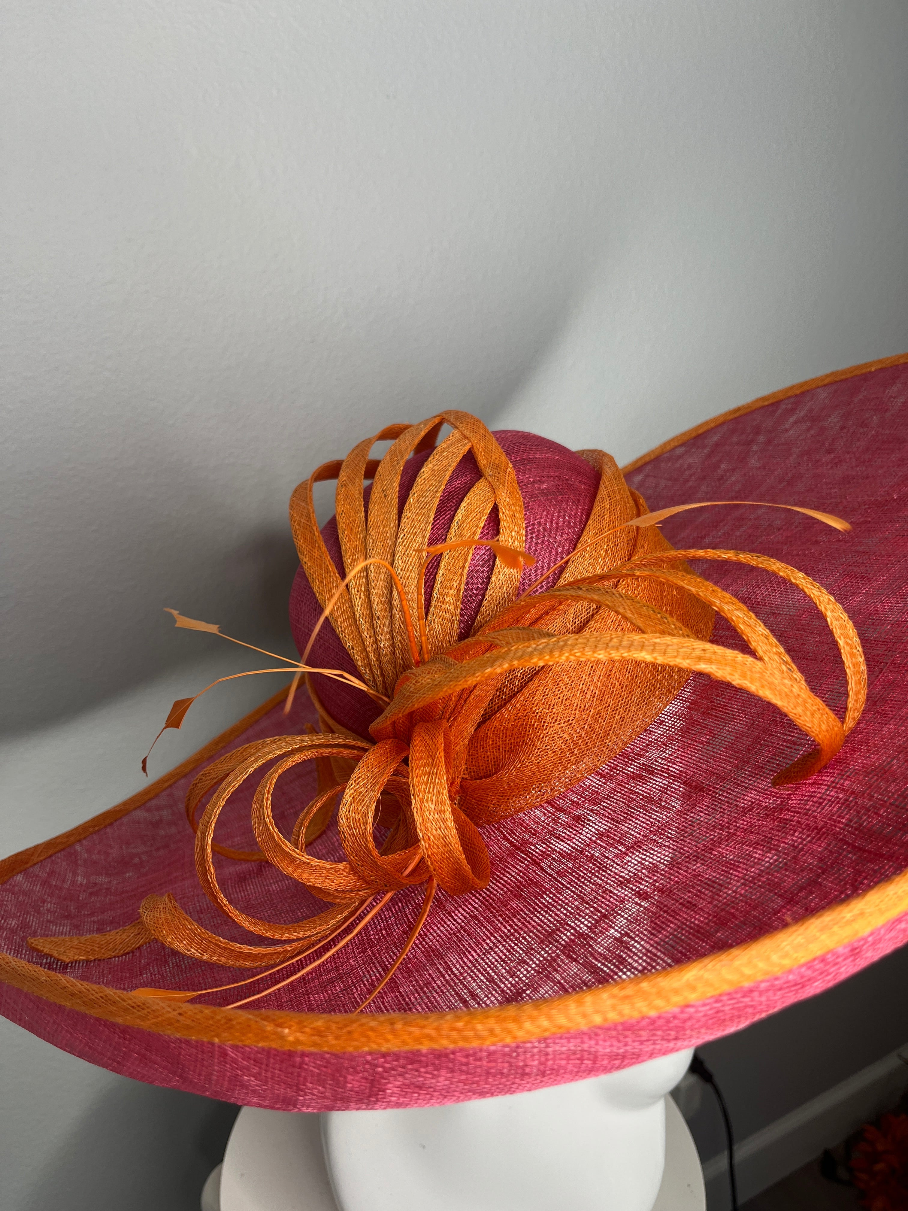 Rosa & Orange Wide-Brim Sinamay Fascinator mit Skulpturenschleifen - Kentucky Derby Statement Hat