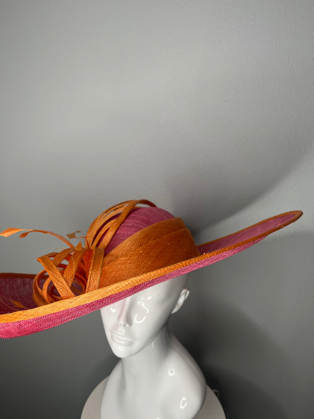 Rosa & Orange Wide-Brim Sinamay Fascinator mit Skulpturenschleifen - Kentucky Derby Statement Hat