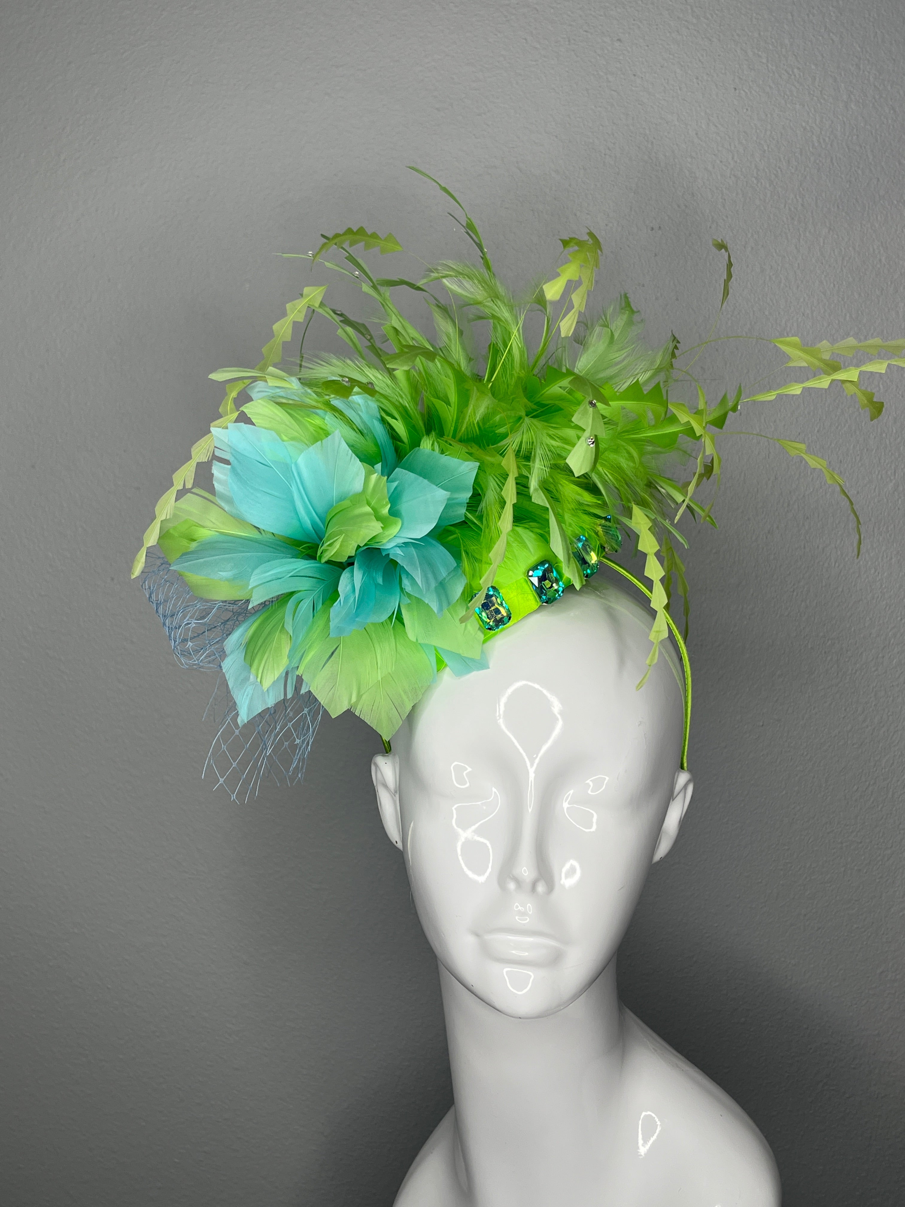 Grün & Aqua Federblüten Faszinator mit Kristallakzenten - Kentucky Derby Statement-Kopfschmuck