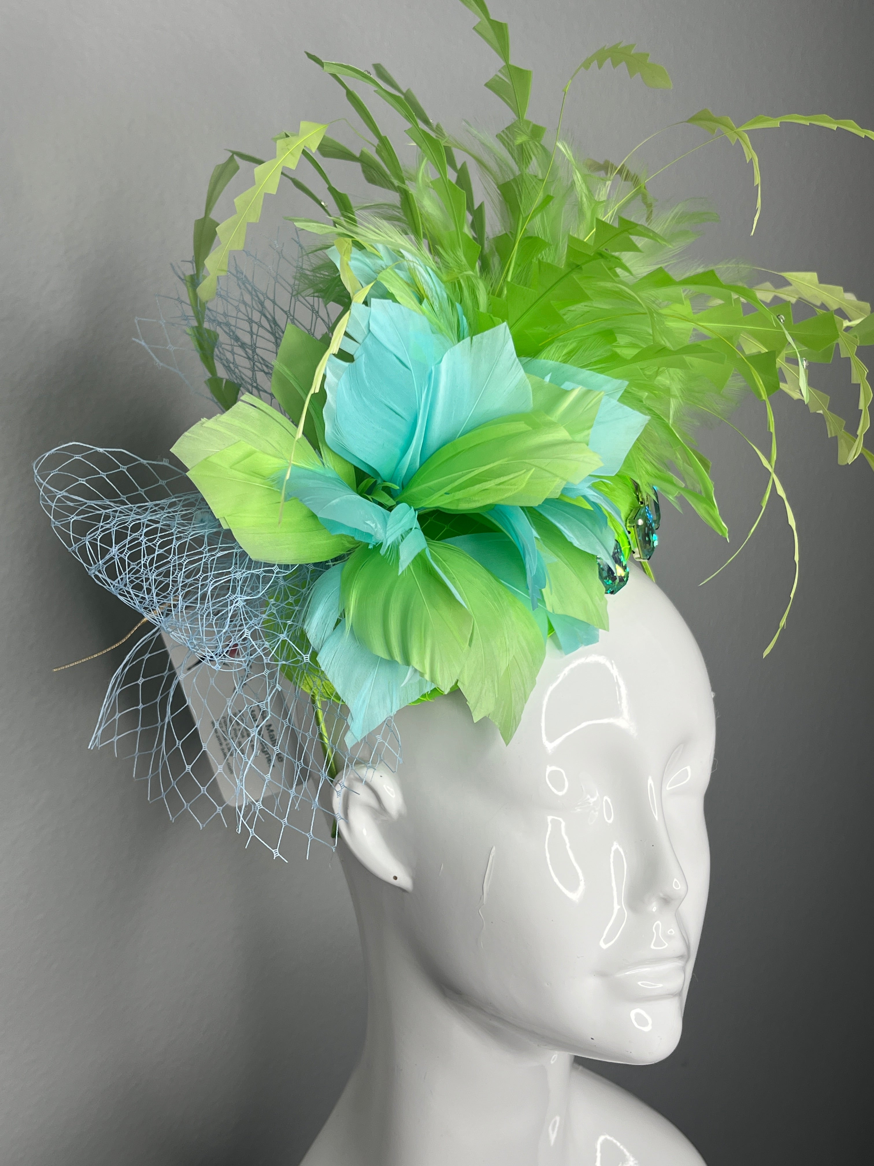 Grün & Aqua Federblüten Faszinator mit Kristallakzenten - Kentucky Derby Statement-Kopfschmuck