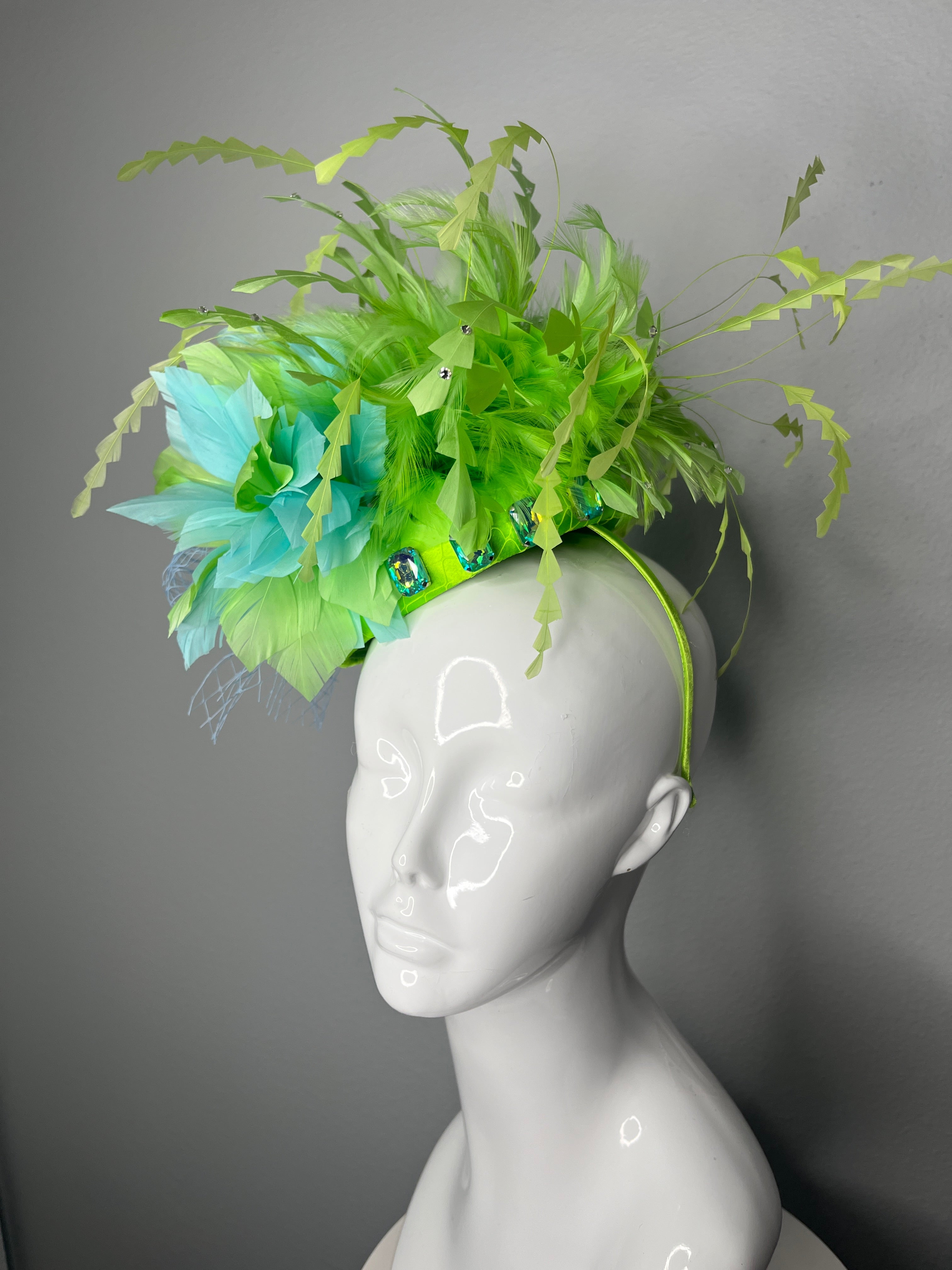 Grün & Aqua Federblüten Faszinator mit Kristallakzenten - Kentucky Derby Statement-Kopfschmuck