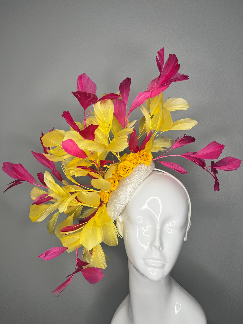 Rosa & Yellow Federn Fascinator mit Blumendetail - Kentucky Derby Couture Kopfstück