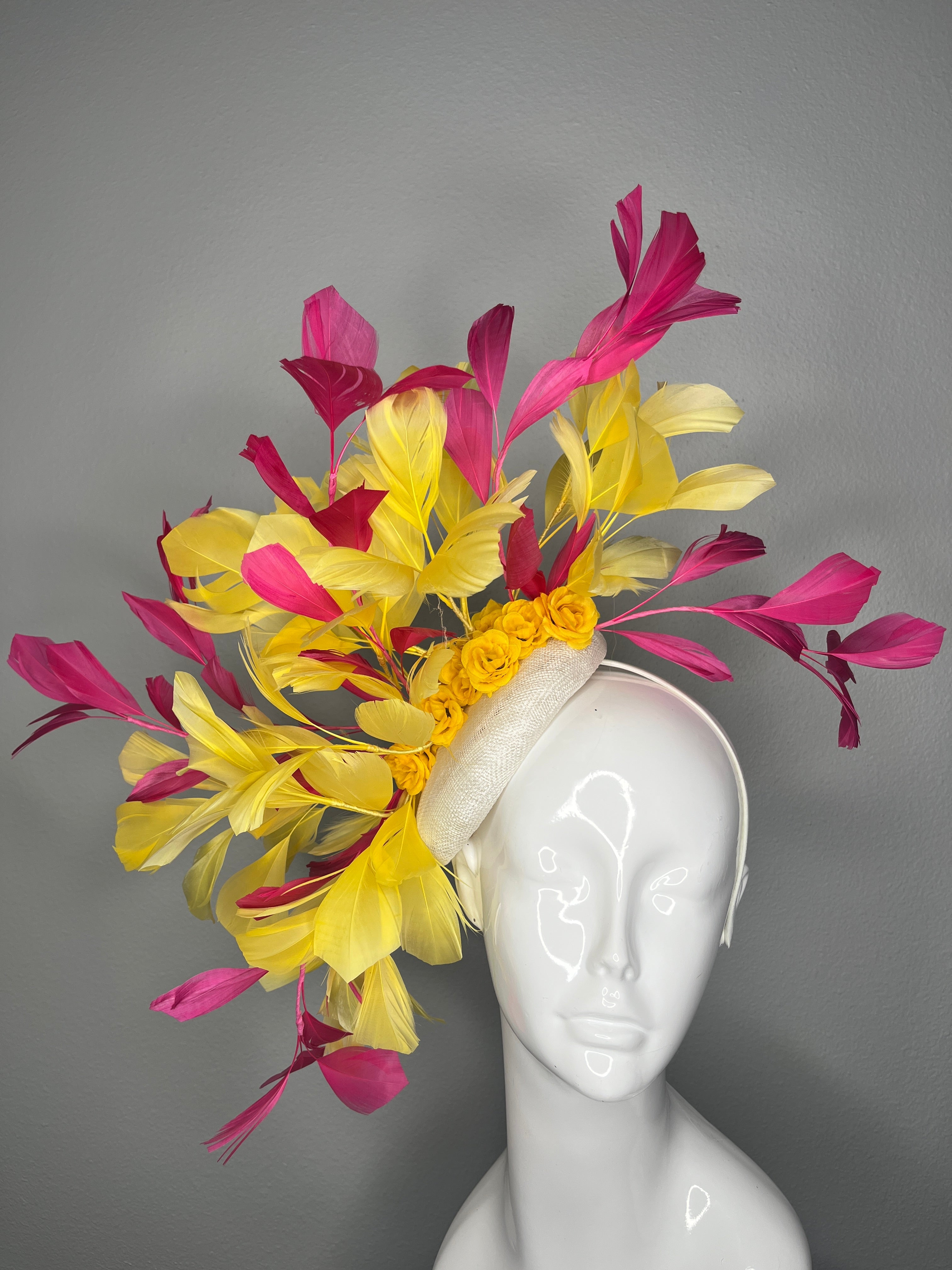 Rosa & Yellow Federn Fascinator mit Blumendetail - Kentucky Derby Couture Kopfstück