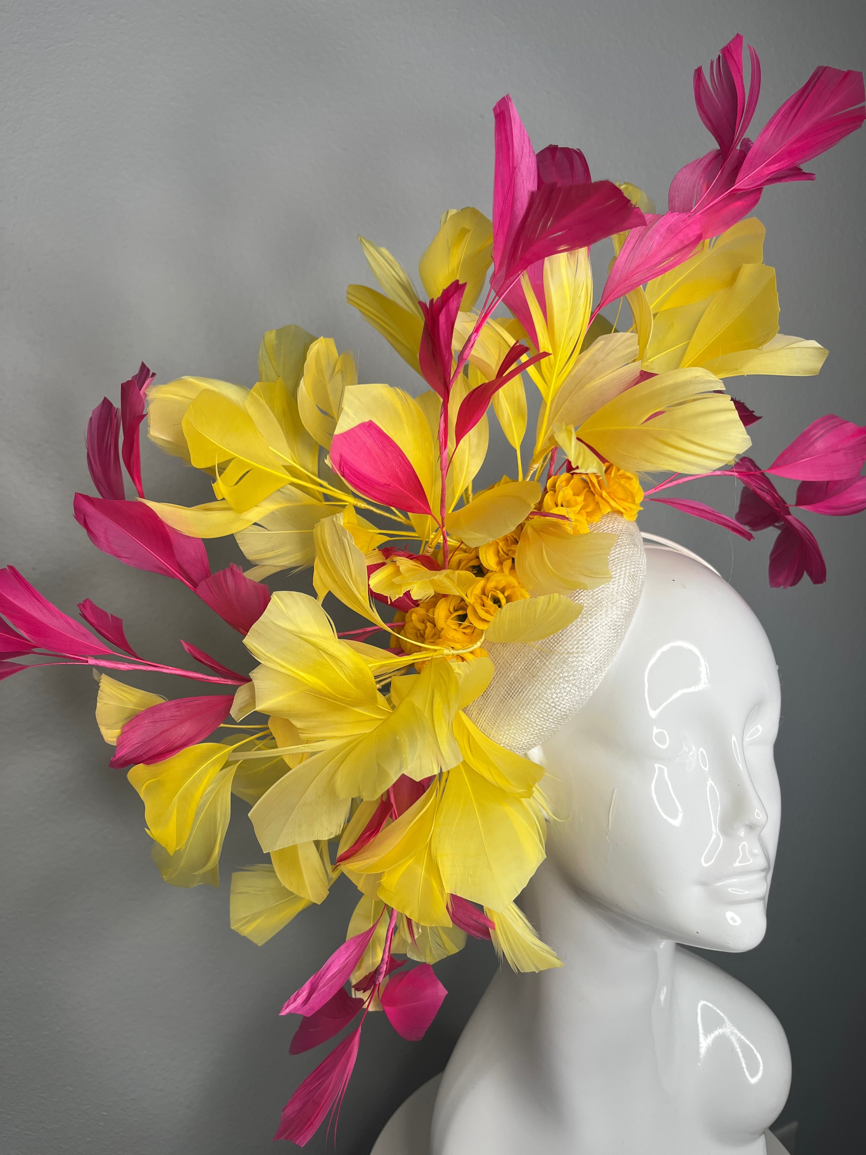 Rosa & Yellow Federn Fascinator mit Blumendetail - Kentucky Derby Couture Kopfstück