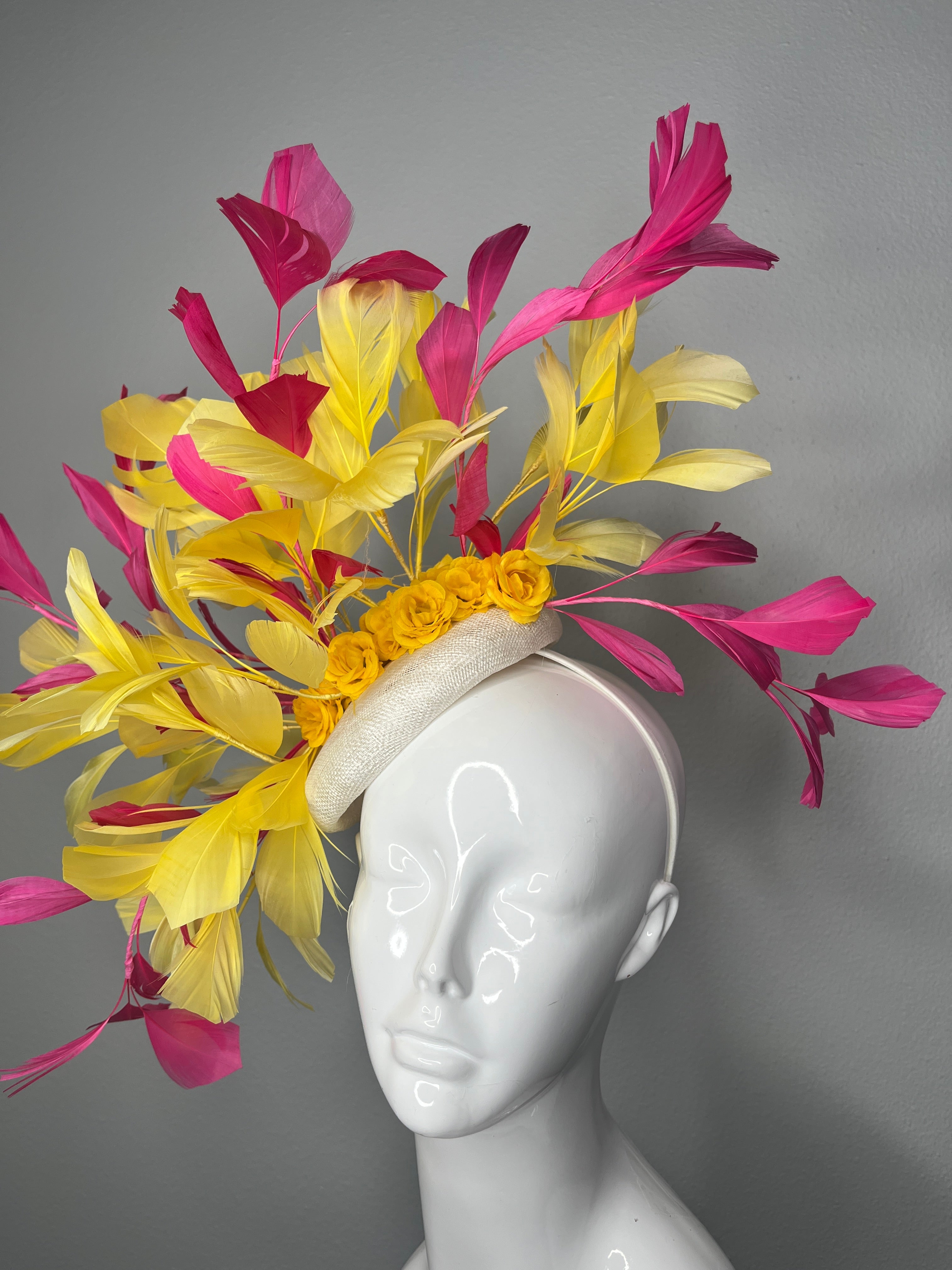 Rosa & Yellow Federn Fascinator mit Blumendetail - Kentucky Derby Couture Kopfstück