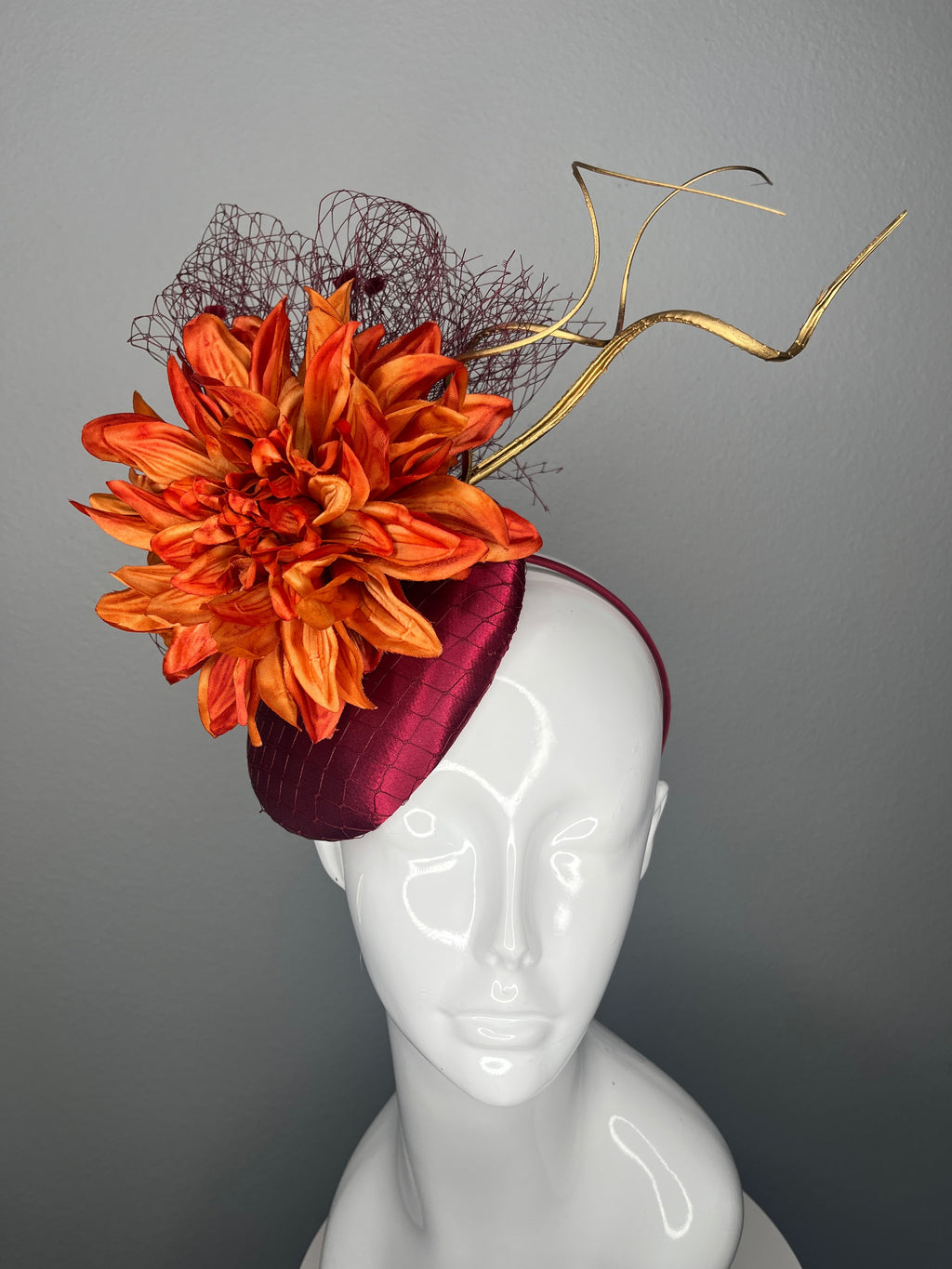 Burgunder Faszinator mit verbrannter Orangenblume und Goldakzent - Kentucky Derby Couture Kopfschmuck