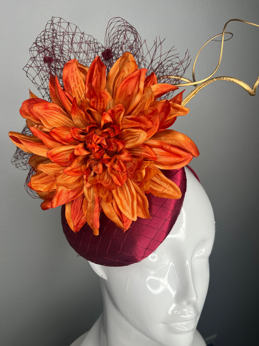 Burgunder Faszinator mit verbrannter Orangenblume und Goldakzent - Kentucky Derby Couture Kopfschmuck