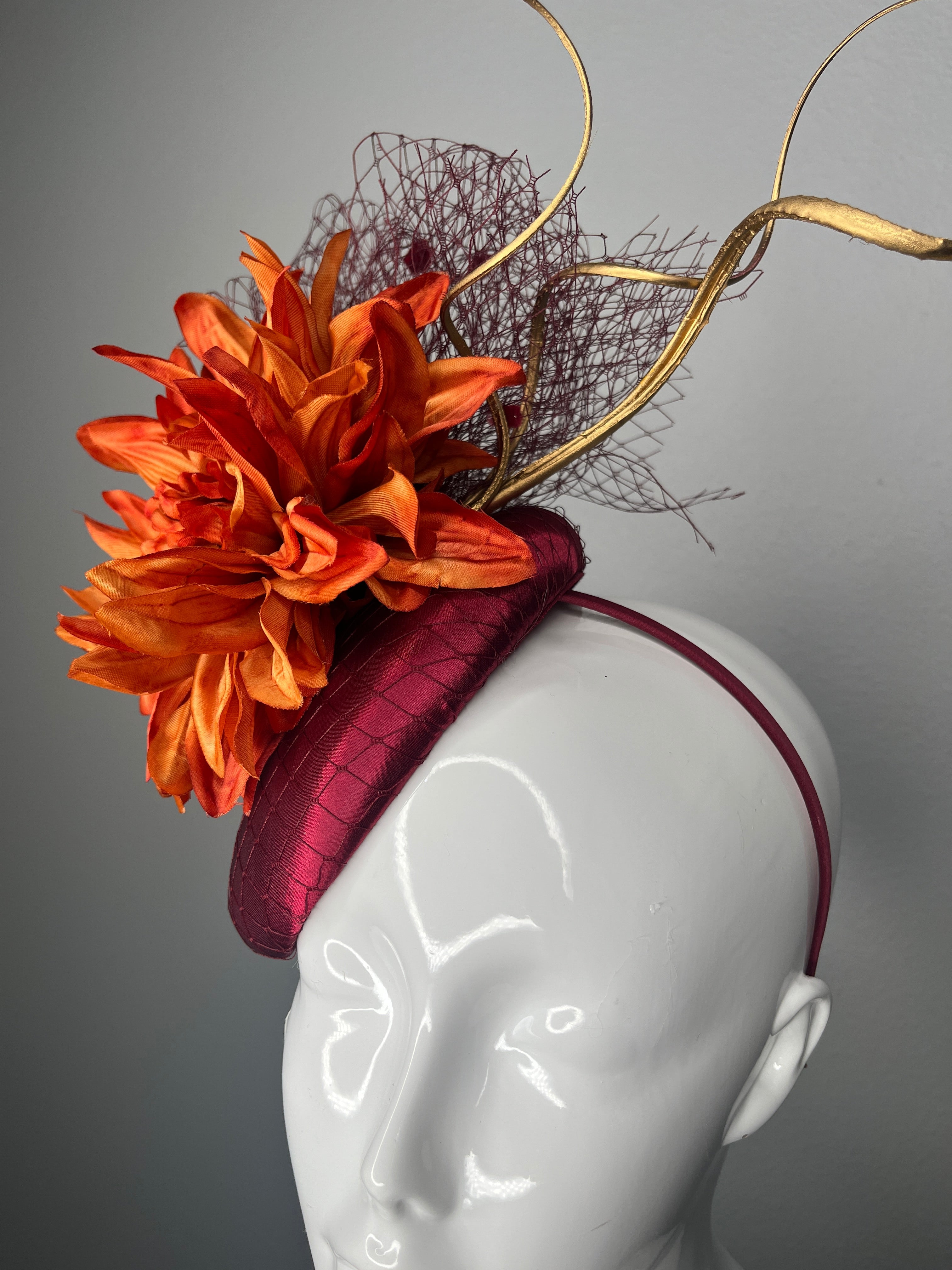Burgunder Faszinator mit verbrannter Orangenblume und Goldakzent - Kentucky Derby Couture Kopfschmuck