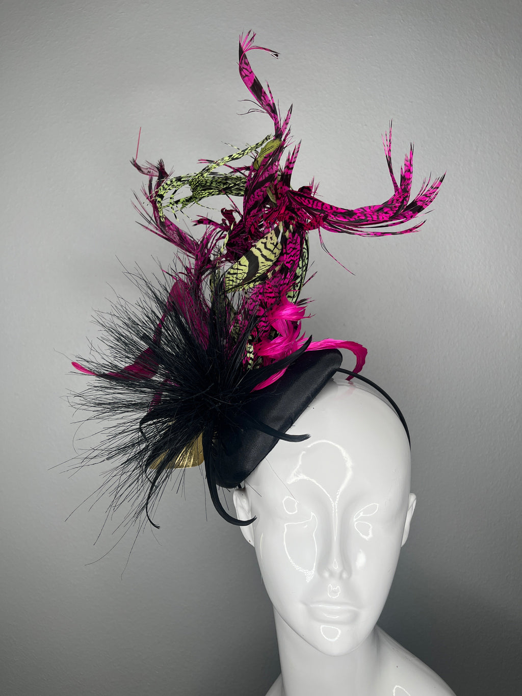 Schwarz, Fuchsia und Grün Fasan Federn Faszinator Hut