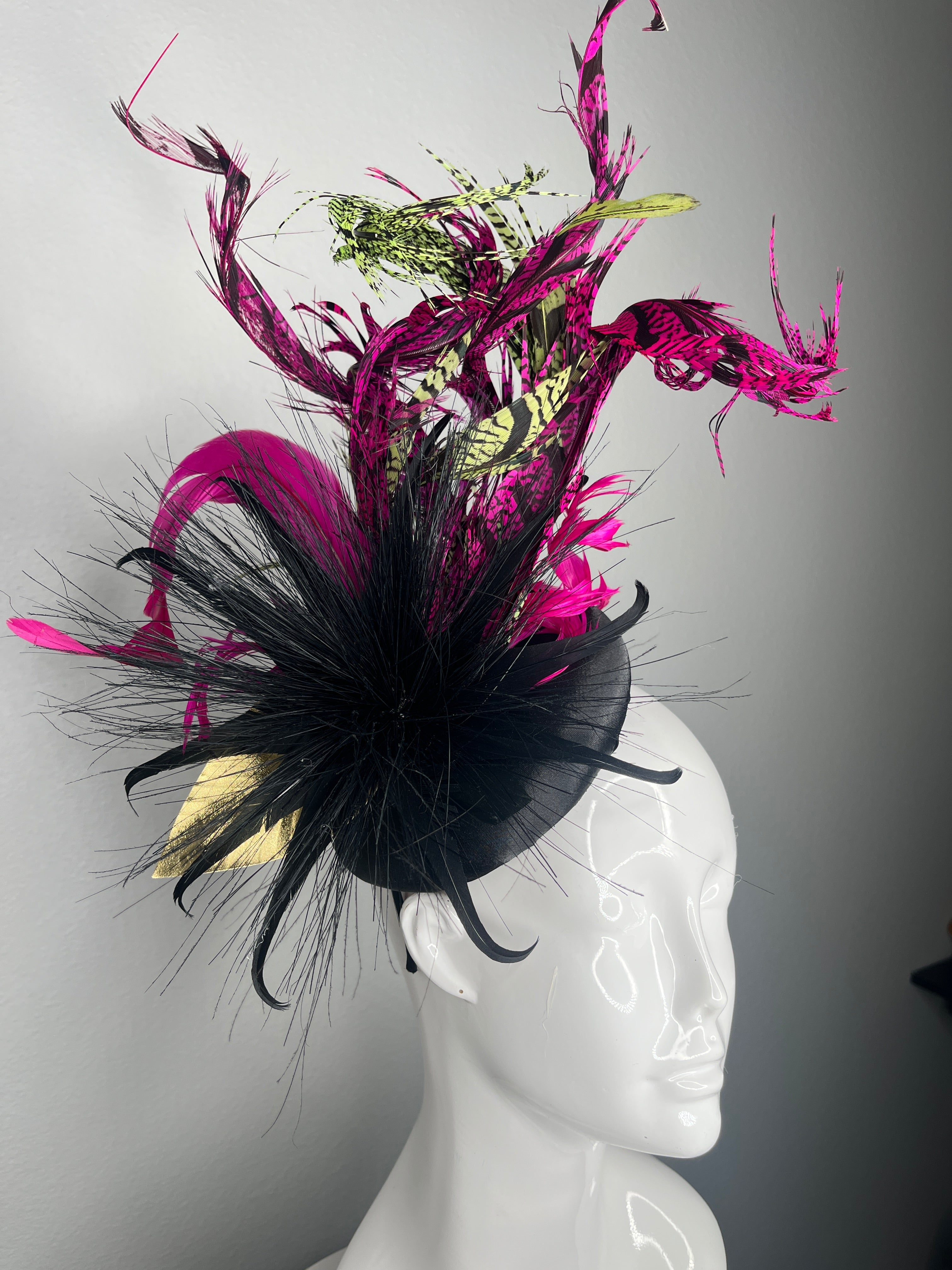 Schwarz, Fuchsia und Grün Fasan Federn Faszinator Hut