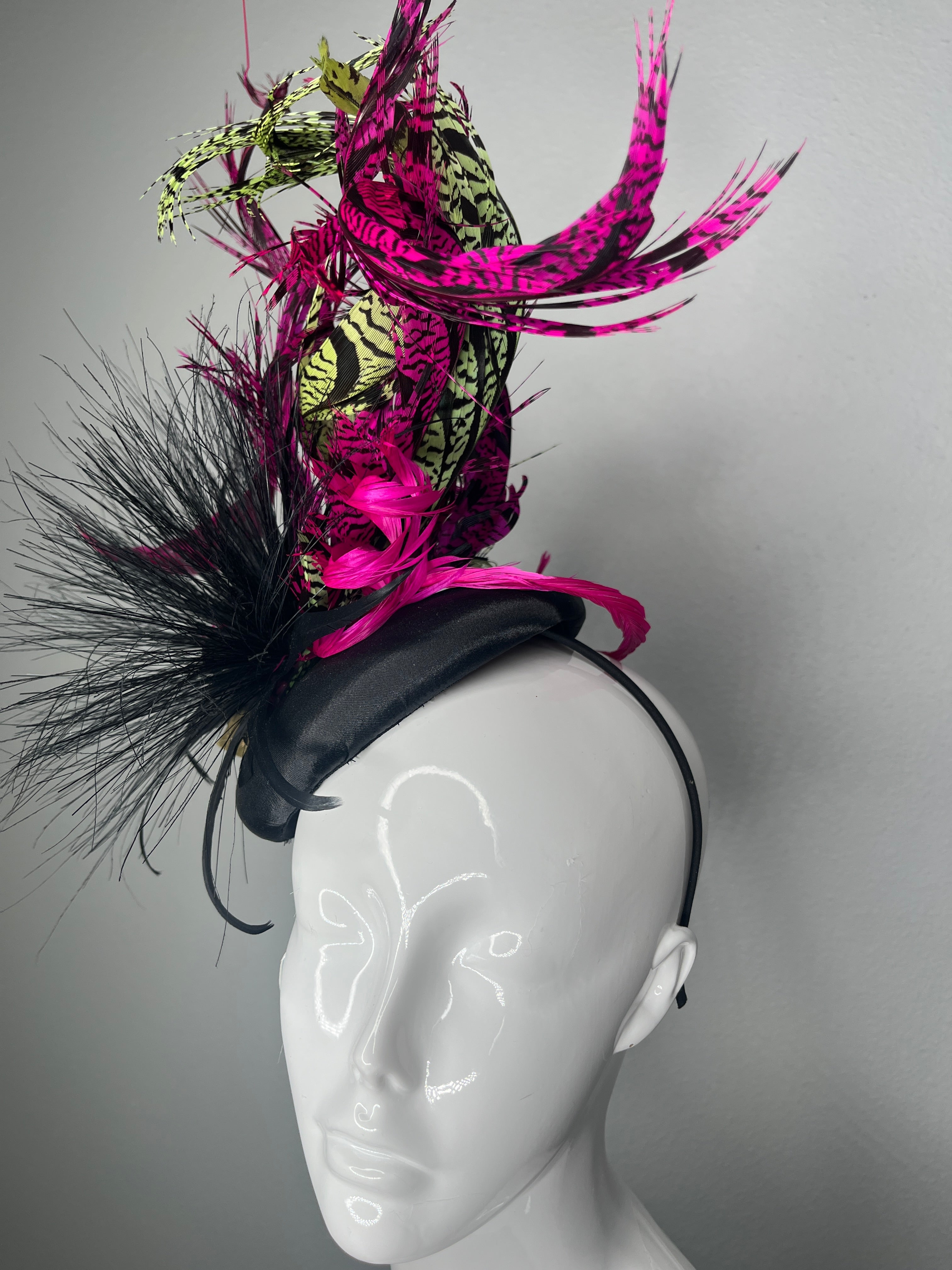 Schwarz, Fuchsia und Grün Fasan Federn Faszinator Hut
