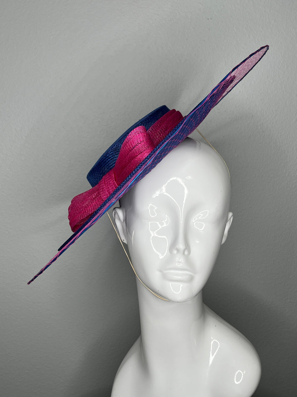Marineblau und Magenta Sinamay Disc Fascinator mit Skulpturenbogen - Kentucky Derby Oaks-Renntag Kopfstück