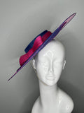 Marineblau und Magenta Sinamay Disc Fascinator mit Skulpturenbogen - Kentucky Derby Oaks-Renntag Kopfstück