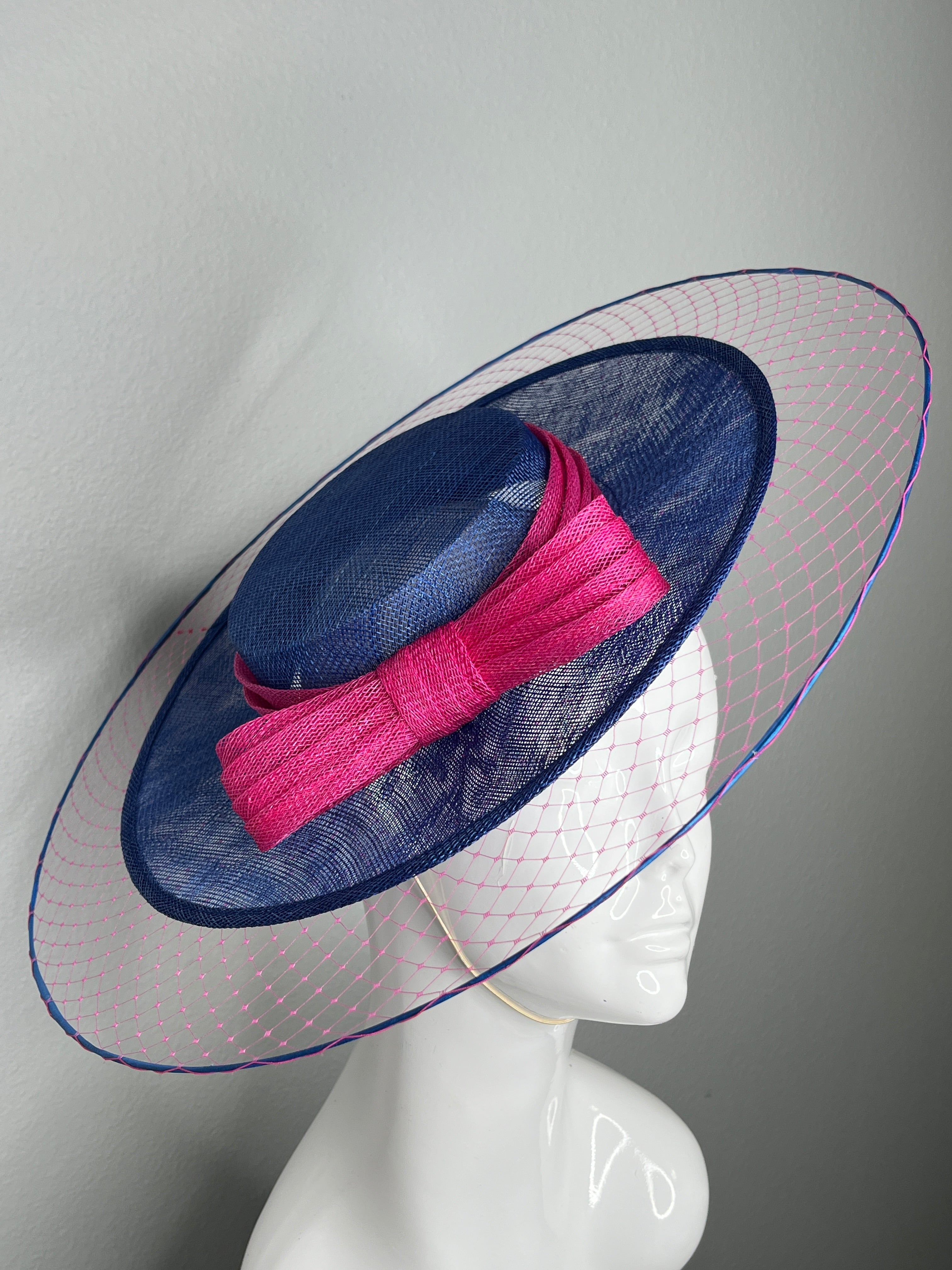 Marineblau und Magenta Sinamay Disc Fascinator mit Skulpturenbogen - Kentucky Derby Oaks-Renntag Kopfstück
