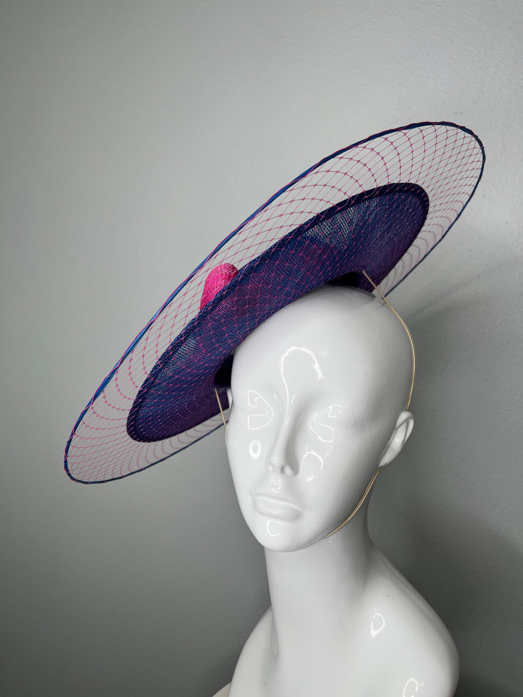 Marineblau und Magenta Sinamay Disc Fascinator mit Skulpturenbogen - Kentucky Derby Oaks-Renntag Kopfstück