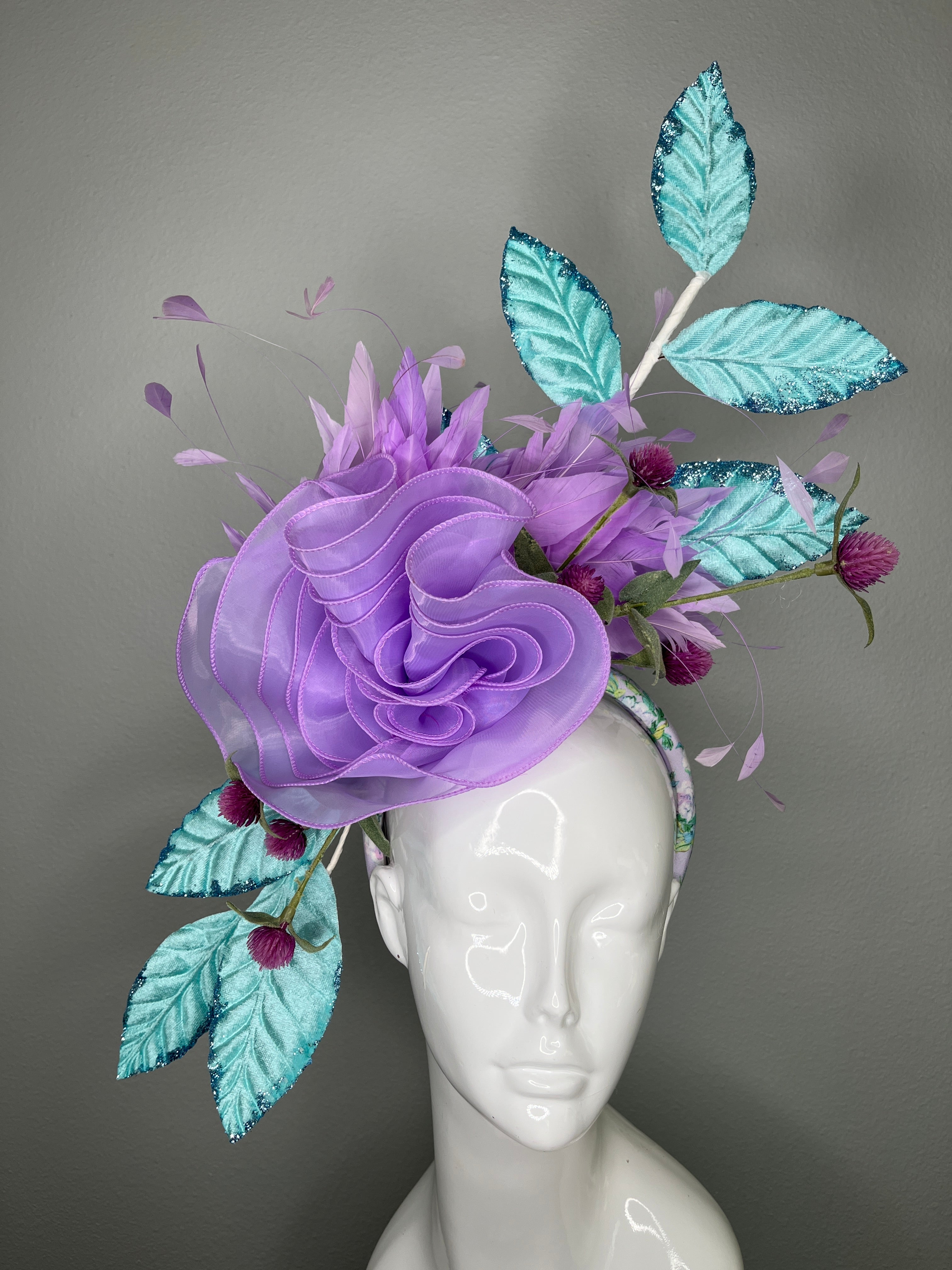 Lavendel Purple Blumen Fascinator Purple mit Blaugrün Leaves - Statement-Kopfschmuck für Kentucky Derby, Oaks-Renntag, Hochzeiten und Rennen