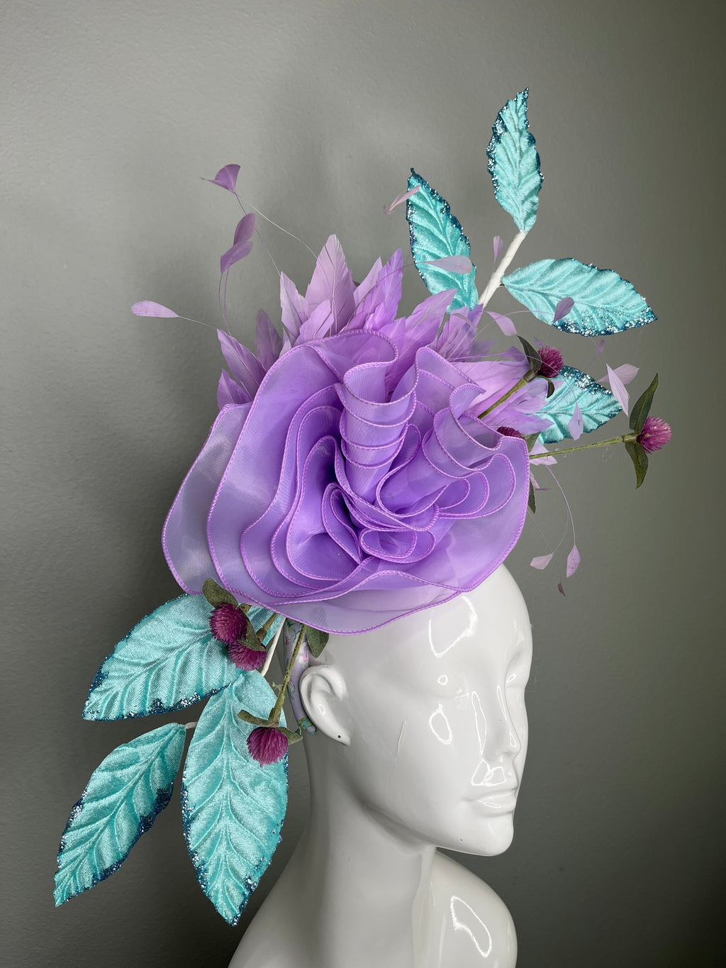 Lavendel Purple Blumen Fascinator Purple mit Blaugrün Leaves - Statement-Kopfschmuck für Kentucky Derby, Oaks-Renntag, Hochzeiten und Rennen