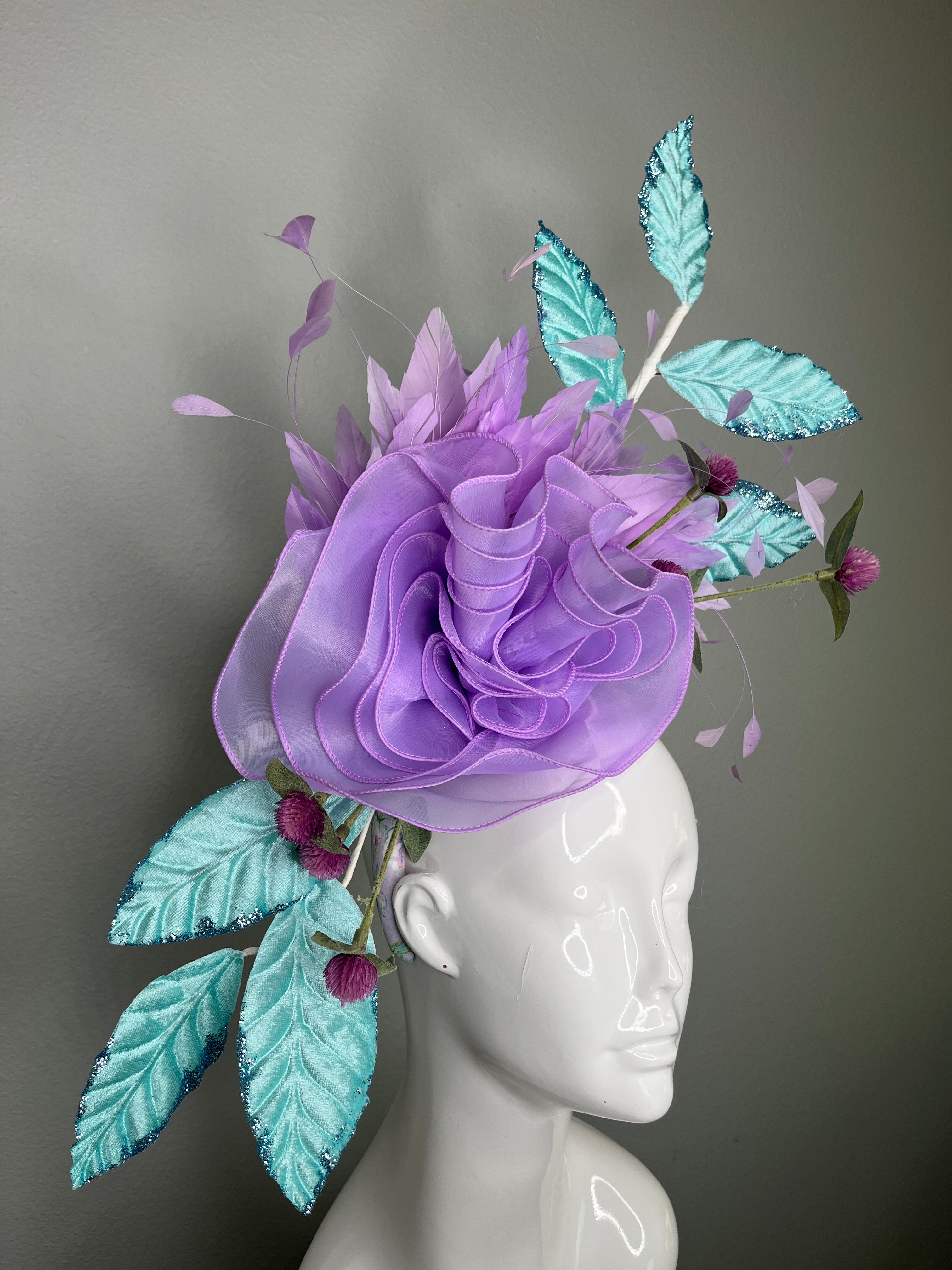 Lavendel Purple Blumen Fascinator Purple mit Blaugrün Leaves - Statement-Kopfschmuck für Kentucky Derby, Oaks-Renntag, Hochzeiten und Rennen