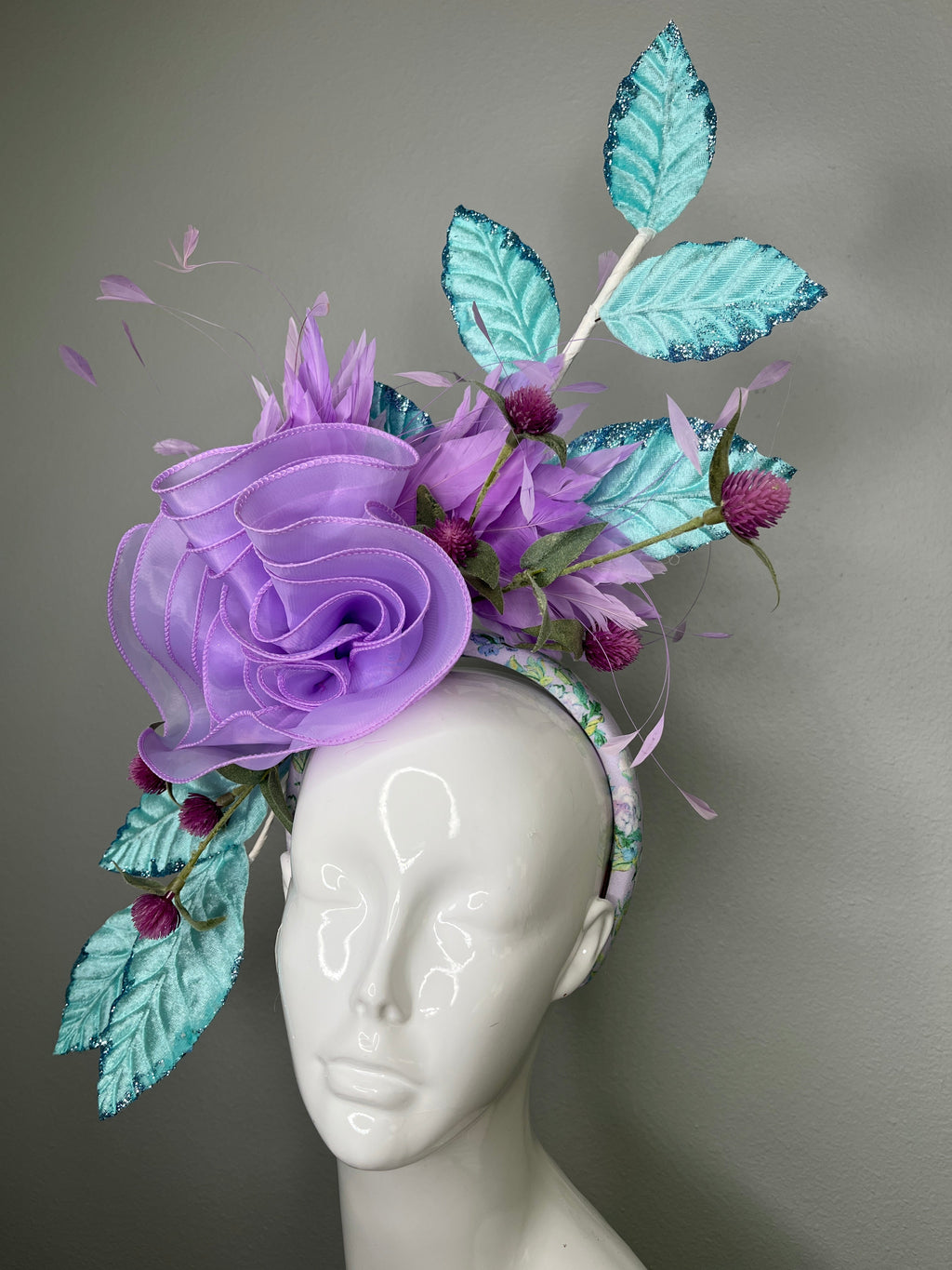 Lavendel Purple Blumen Fascinator Purple mit Blaugrün Leaves - Statement-Kopfschmuck für Kentucky Derby, Oaks-Renntag, Hochzeiten und Rennen