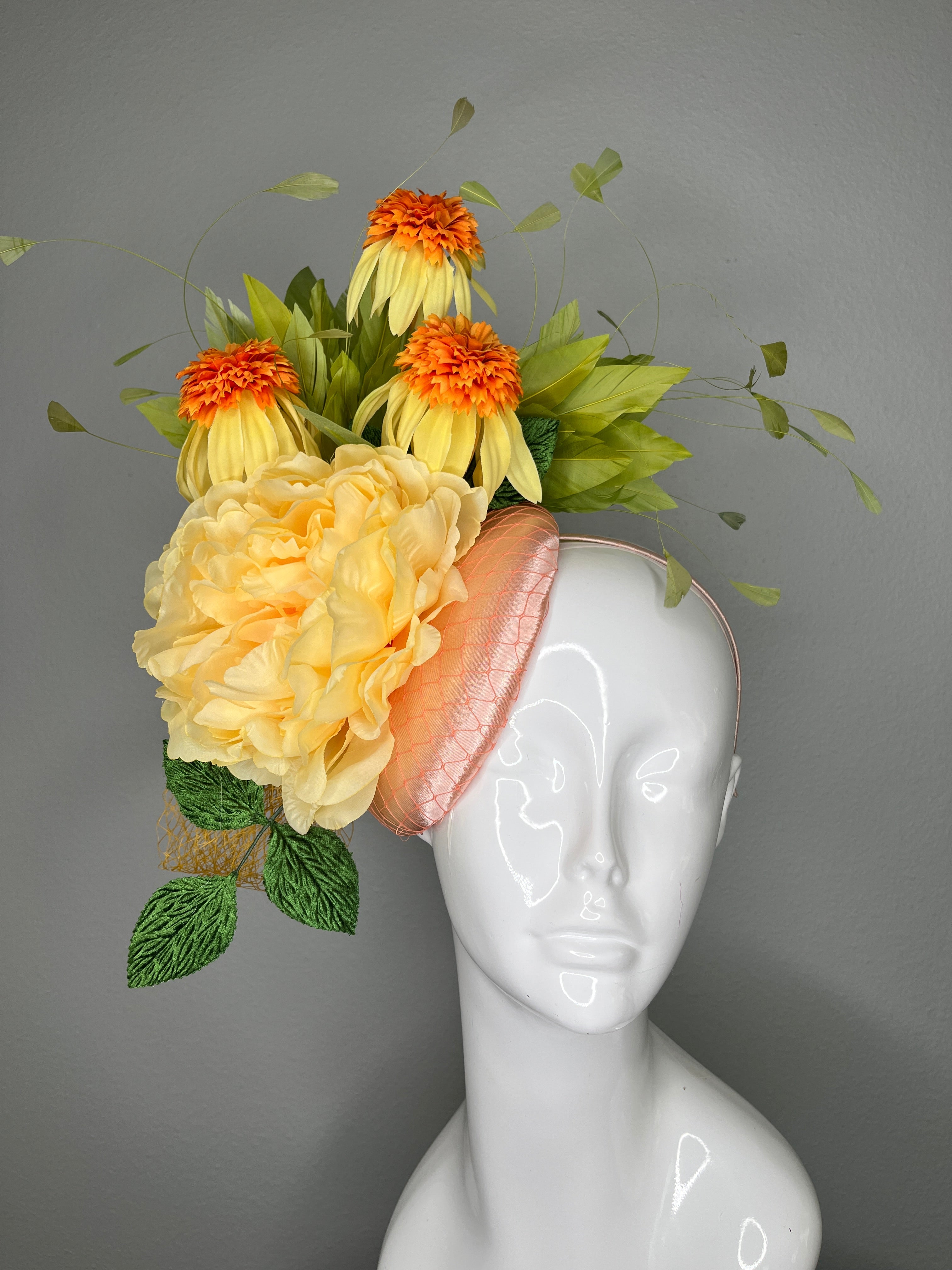 Gelber Blumenfaszinator mit orangefarbenen Blüten - Statement-Kopfschmuck für Kentucky Derby, Oaks-Renntag, Hochzeiten und Rennen