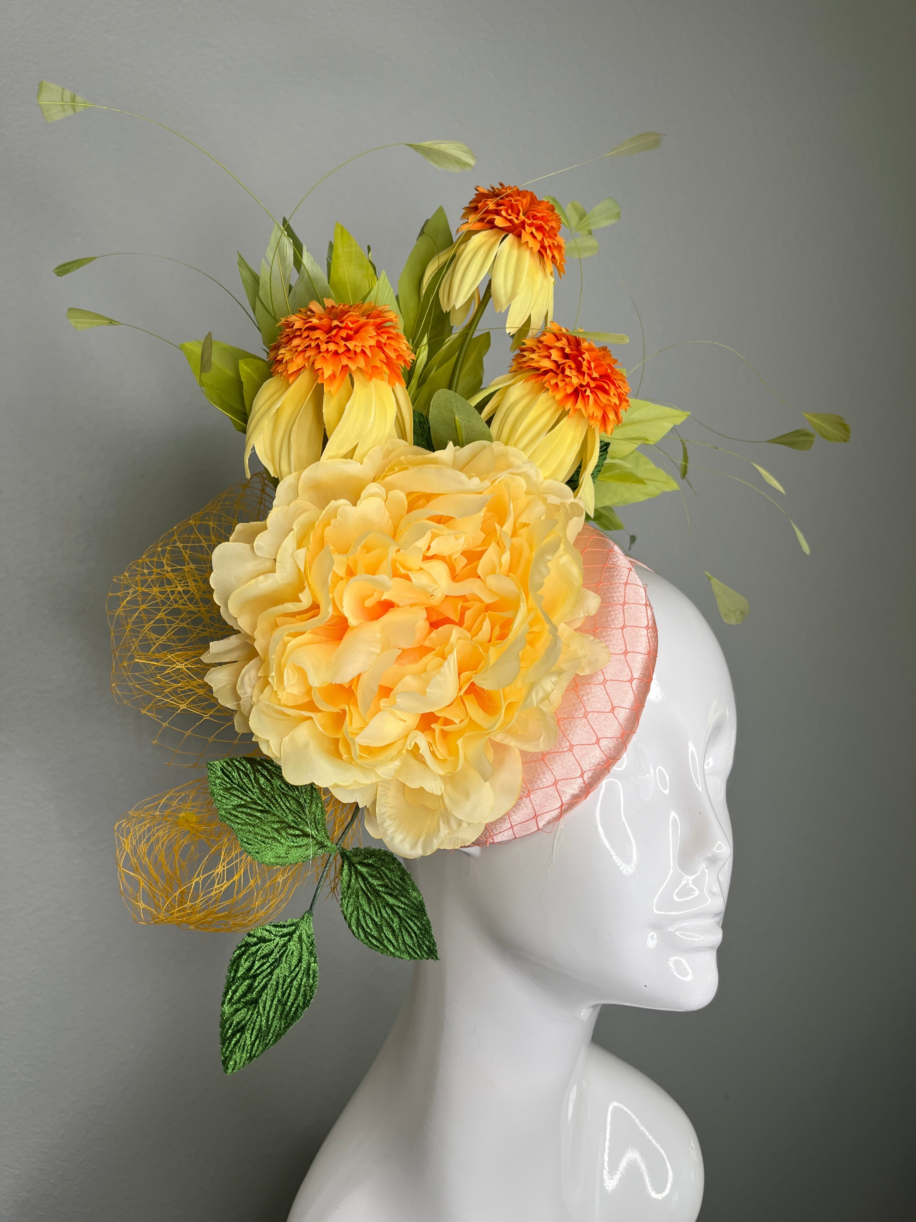 Gelber Blumenfaszinator mit orangefarbenen Blüten - Statement-Kopfschmuck für Kentucky Derby, Oaks-Renntag, Hochzeiten und Rennen