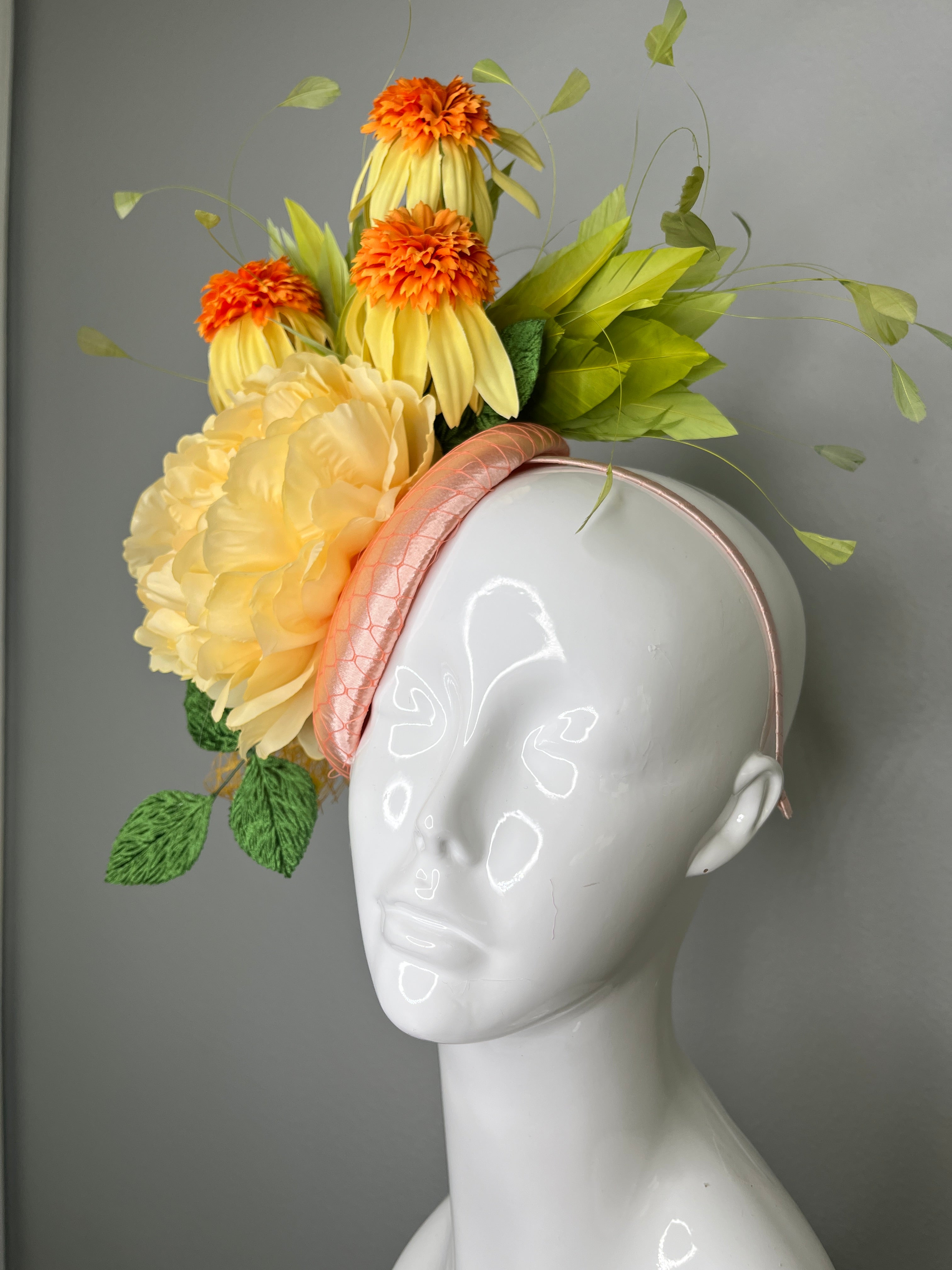Gelber Blumenfaszinator mit orangefarbenen Blüten - Statement-Kopfschmuck für Kentucky Derby, Oaks-Renntag, Hochzeiten und Rennen