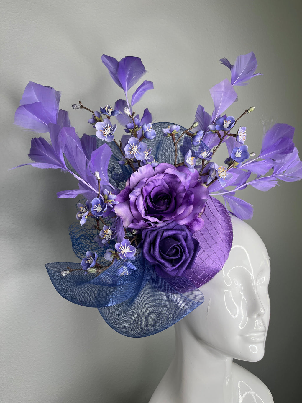Purple Blumen Fascinator mit Federn - Statement-Kopfschmuck für Kentucky Derby, Oaks-Renntag, Hochzeiten & Rennen Regulärer Preis