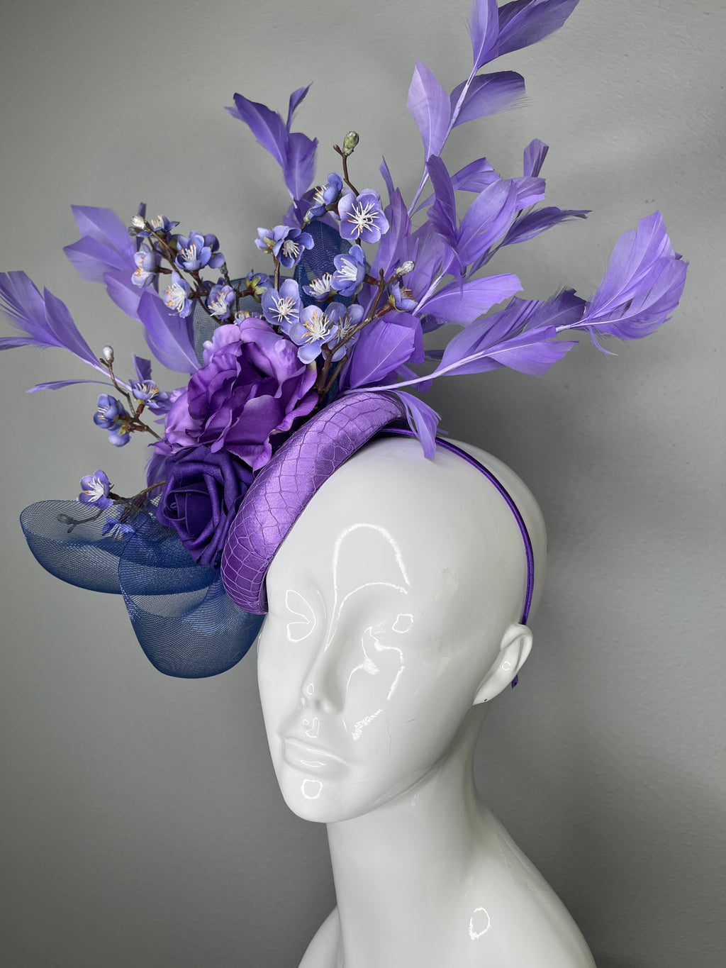 Purple Blumen Fascinator mit Federn - Statement-Kopfschmuck für Kentucky Derby, Oaks-Renntag, Hochzeiten & Rennen Regulärer Preis