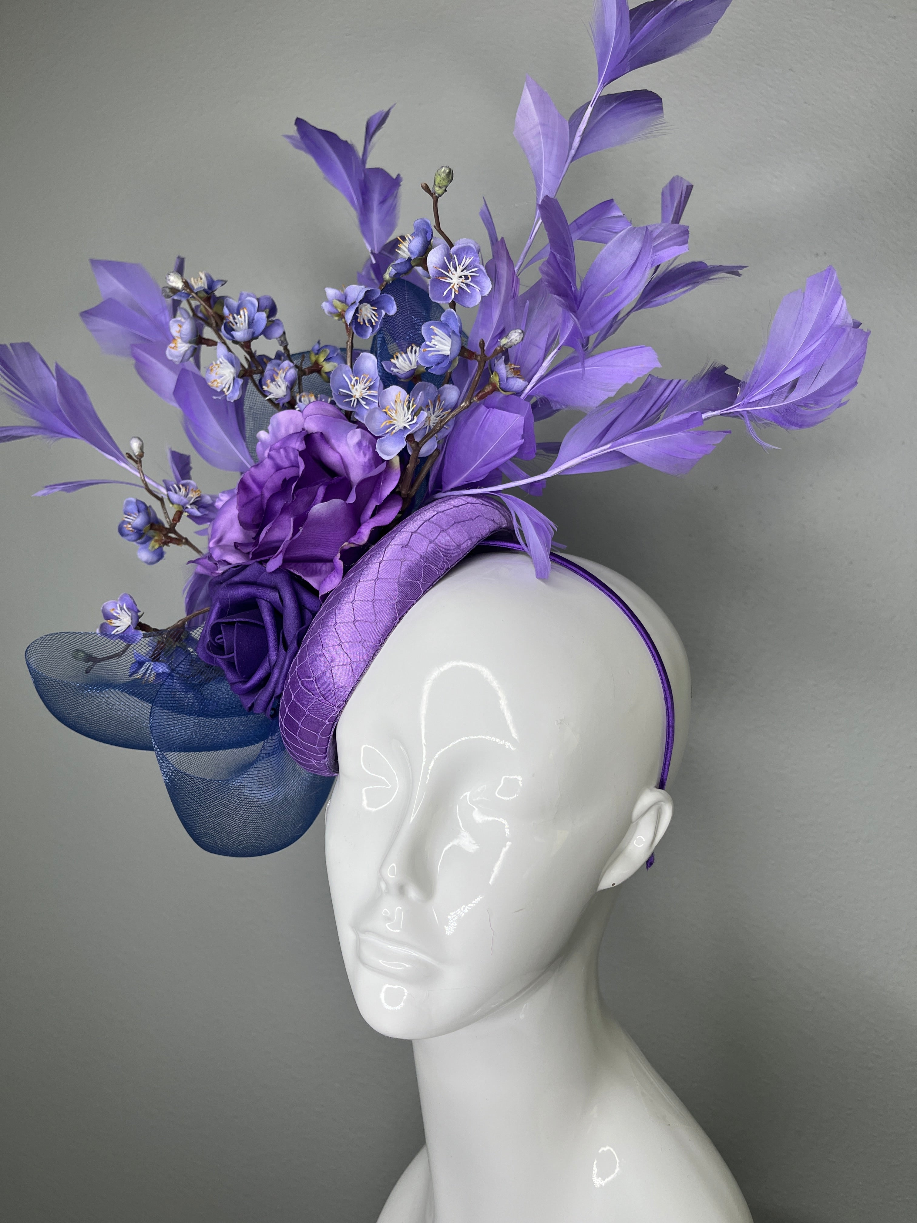 Purple Blumen Fascinator mit Federn - Statement-Kopfschmuck für Kentucky Derby, Oaks-Renntag, Hochzeiten & Rennen Regulärer Preis