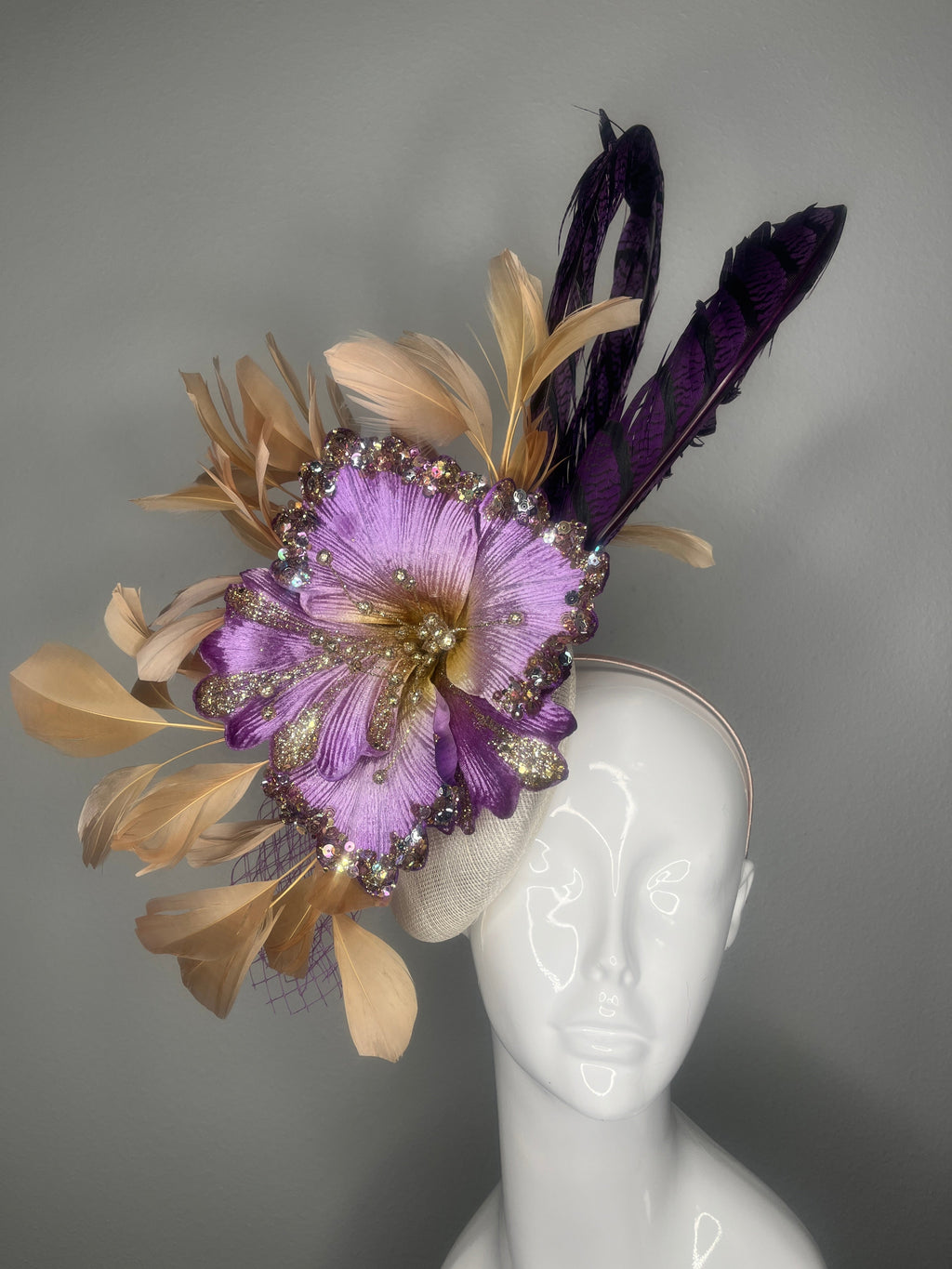 Purple & Gold Statement Faszinator mit Perlenblumen- und Federakzenten - Kentucky Derby Kopfschmuck