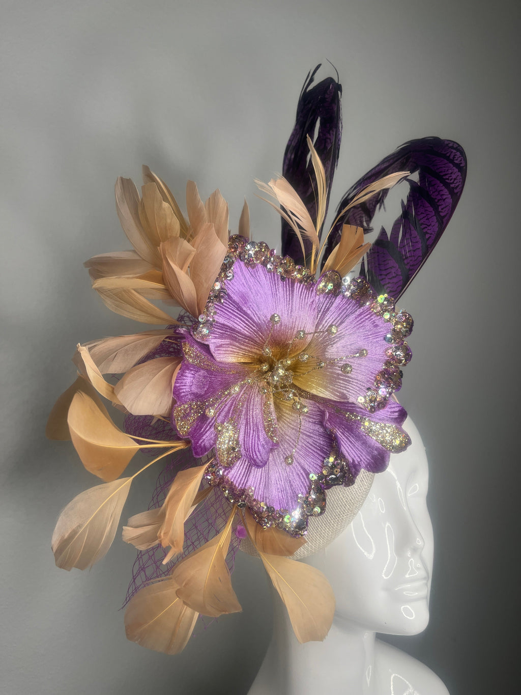 Purple & Gold Statement Faszinator mit Perlenblumen- und Federakzenten - Kentucky Derby Kopfschmuck