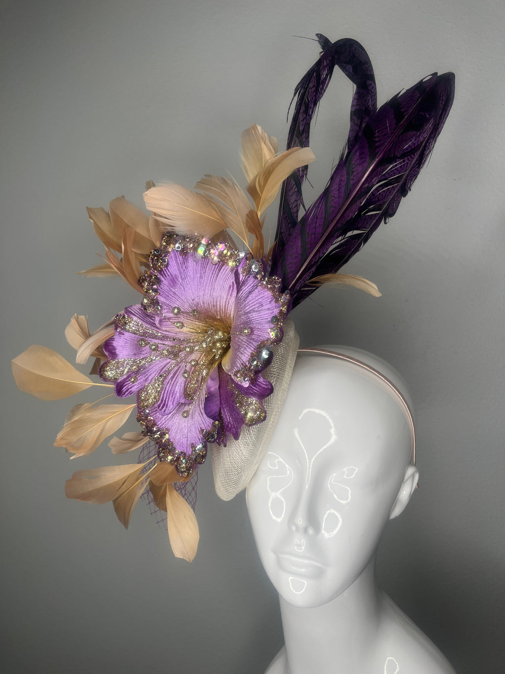 Purple & Gold Statement Faszinator mit Perlenblumen- und Federakzenten - Kentucky Derby Kopfschmuck