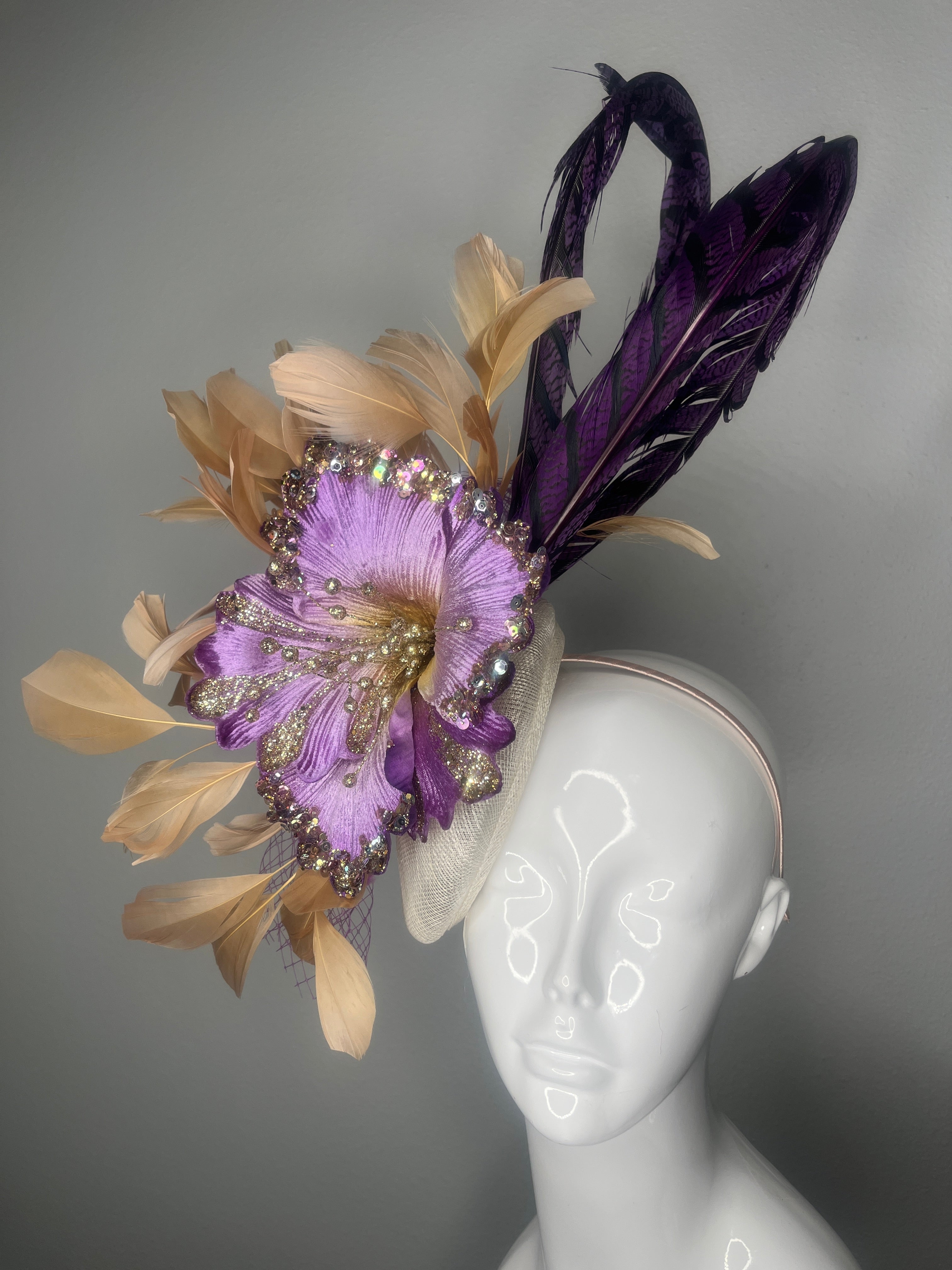 Purple & Gold Statement Faszinator mit Perlenblumen- und Federakzenten - Kentucky Derby Kopfschmuck
