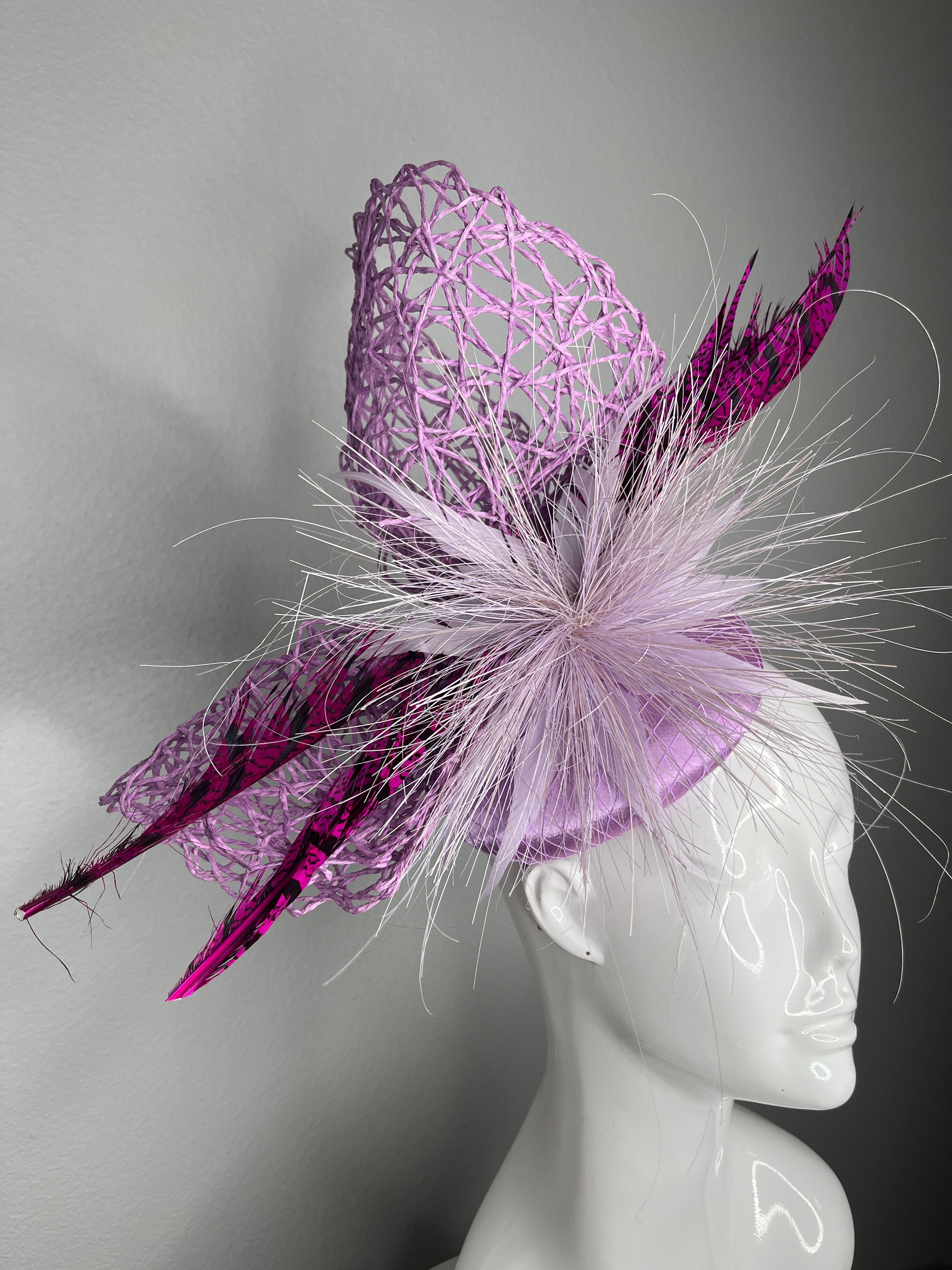 Skulpturaler Purpur Faszinator mit Magentafedern – Kopfstück des Couture Race Day