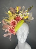 Kentucky Derby Blumen Fascinator | Blush & Soft Yellow Blooms auf Chartreuse Base | Couture Race Day Kopfstück