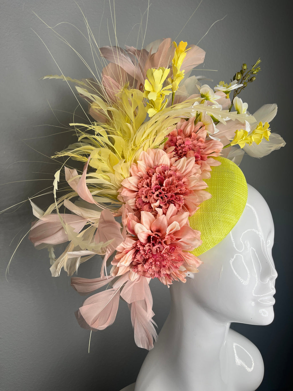 Kentucky Derby Blumen Fascinator | Blush & Soft Yellow Blooms auf Chartreuse Base | Couture Race Day Kopfstück