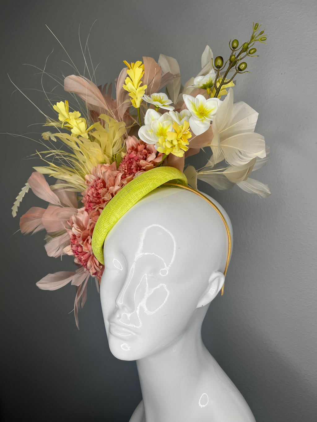 Kentucky Derby Blumen Fascinator | Blush & Soft Yellow Blooms auf Chartreuse Base | Couture Race Day Kopfstück