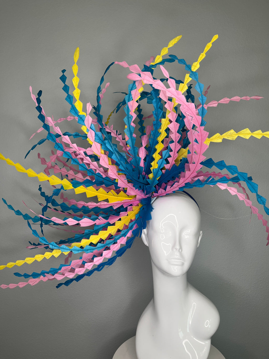 Kentucky Derby Statement-Fascinator | Blau, Rosa & Gelbe Feder Spray | Couture Race Day Kopfstück