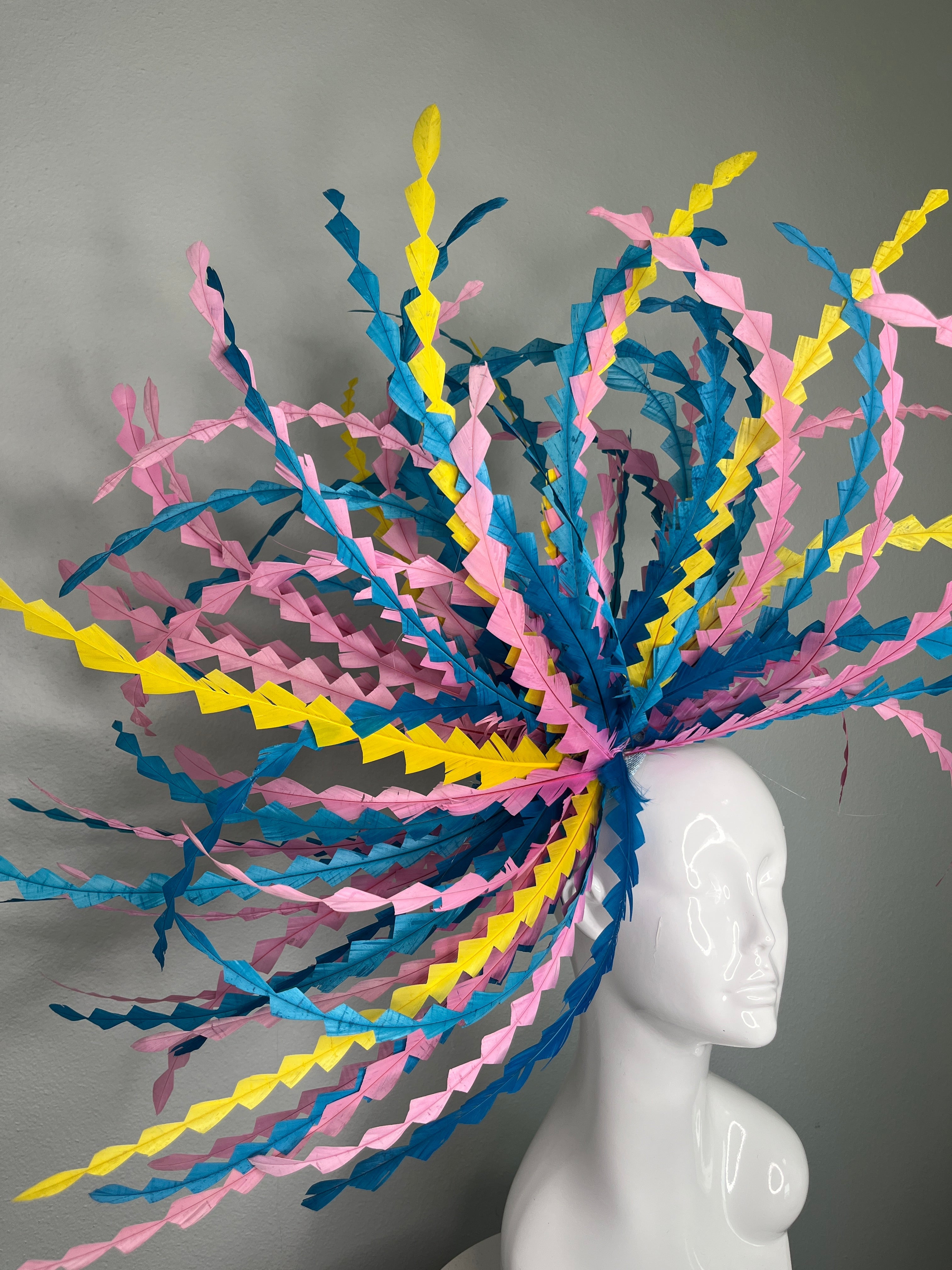 Kentucky Derby Statement-Fascinator | Blau, Rosa & Gelbe Feder Spray | Couture Race Day Kopfstück