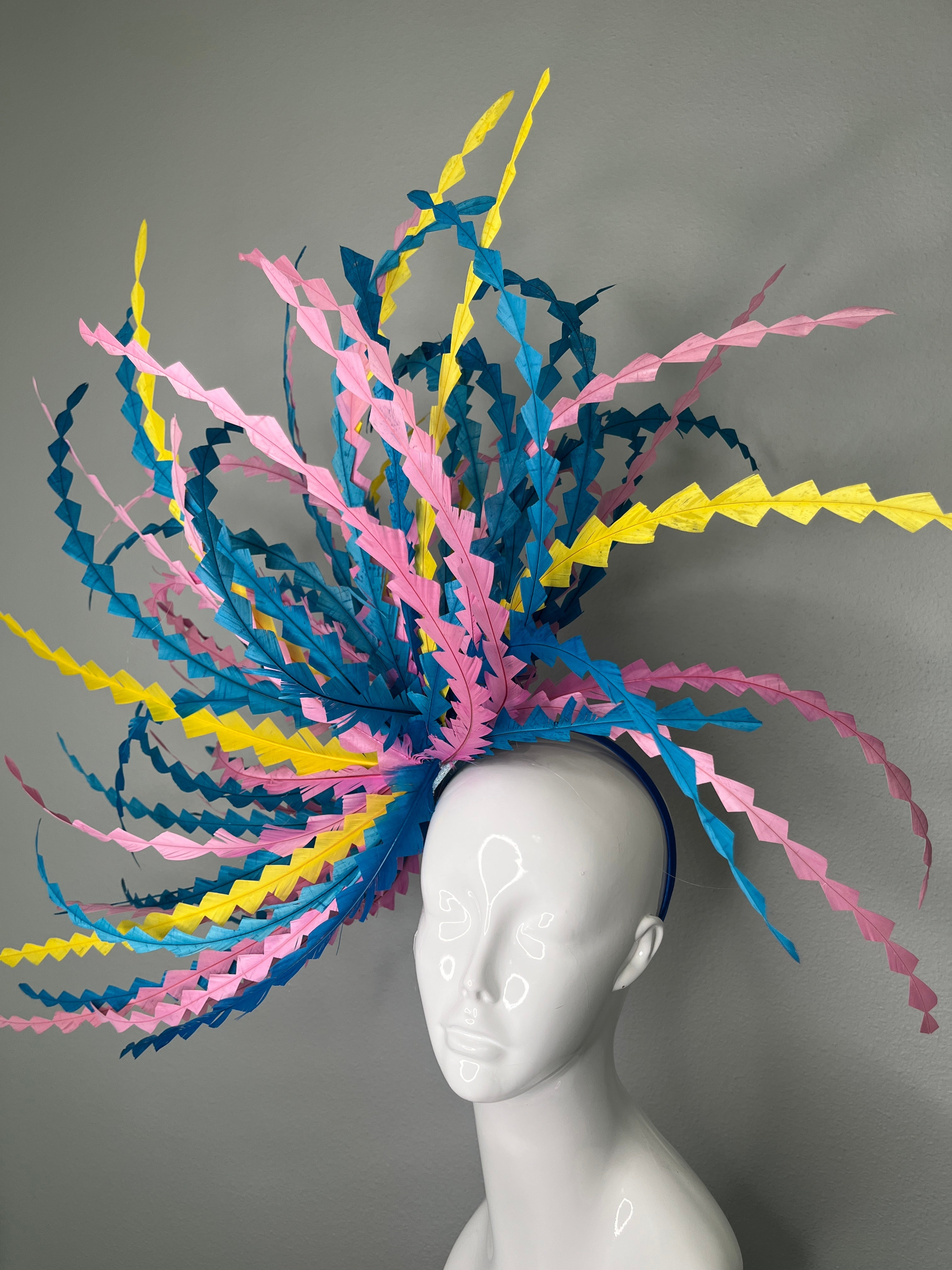 Kentucky Derby Statement-Fascinator | Blau, Rosa & Gelbe Feder Spray | Couture Race Day Kopfstück