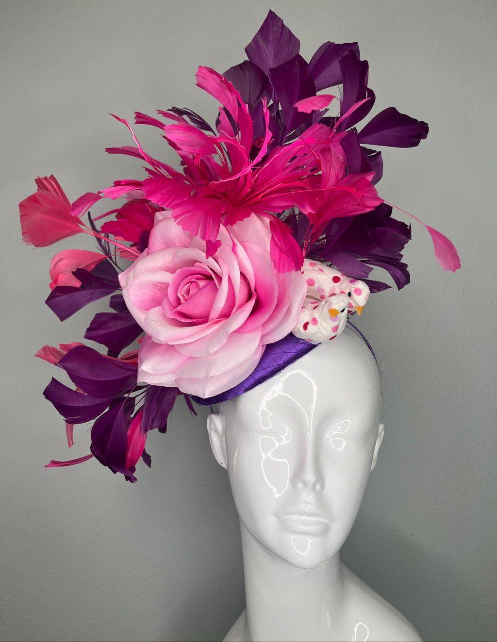 Kentucky Derby Blumen Fascinator | Rosa Rose mit Fuchsia & Purple Federn | Couture Race Day Kopfstück