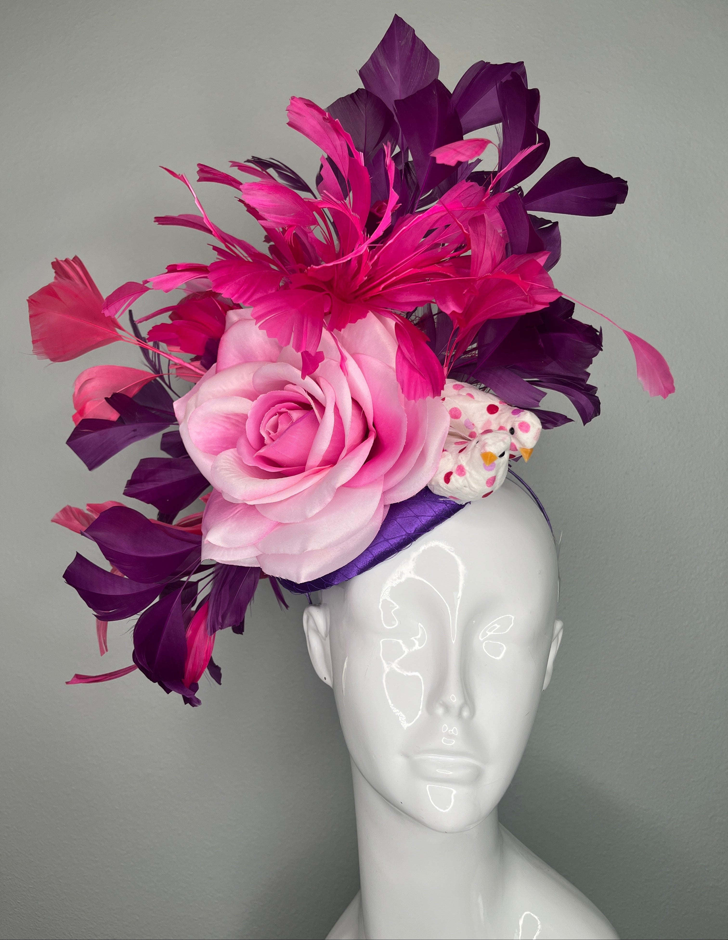 Kentucky Derby Blumen Fascinator | Rosa Rose mit Fuchsia & Purple Federn | Couture Race Day Kopfstück