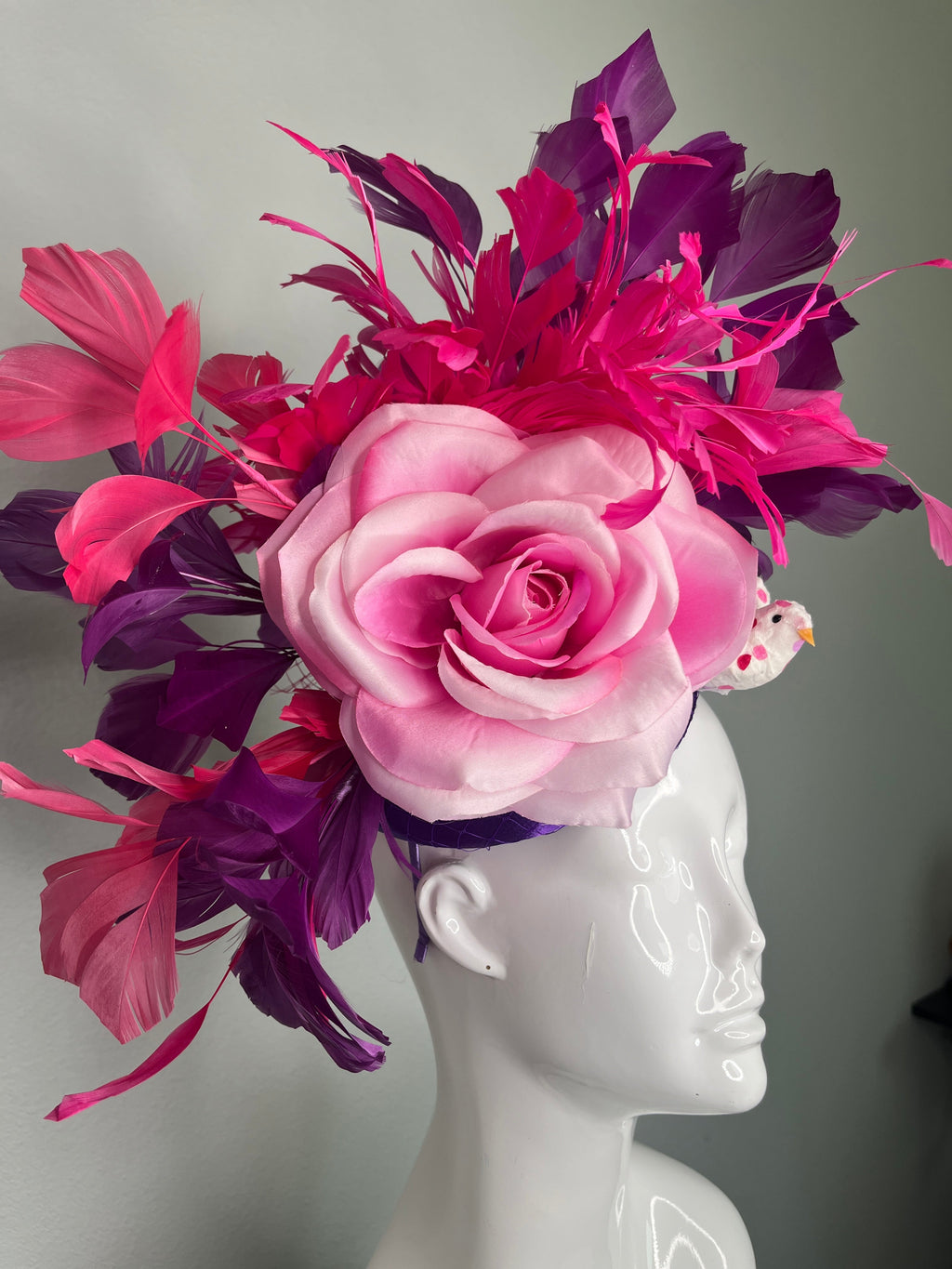 Kentucky Derby Blumen Fascinator | Rosa Rose mit Fuchsia & Purple Federn | Couture Race Day Kopfstück
