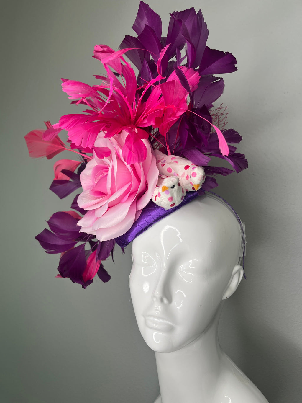 Kentucky Derby Blumen Fascinator | Rosa Rose mit Fuchsia & Purple Federn | Couture Race Day Kopfstück