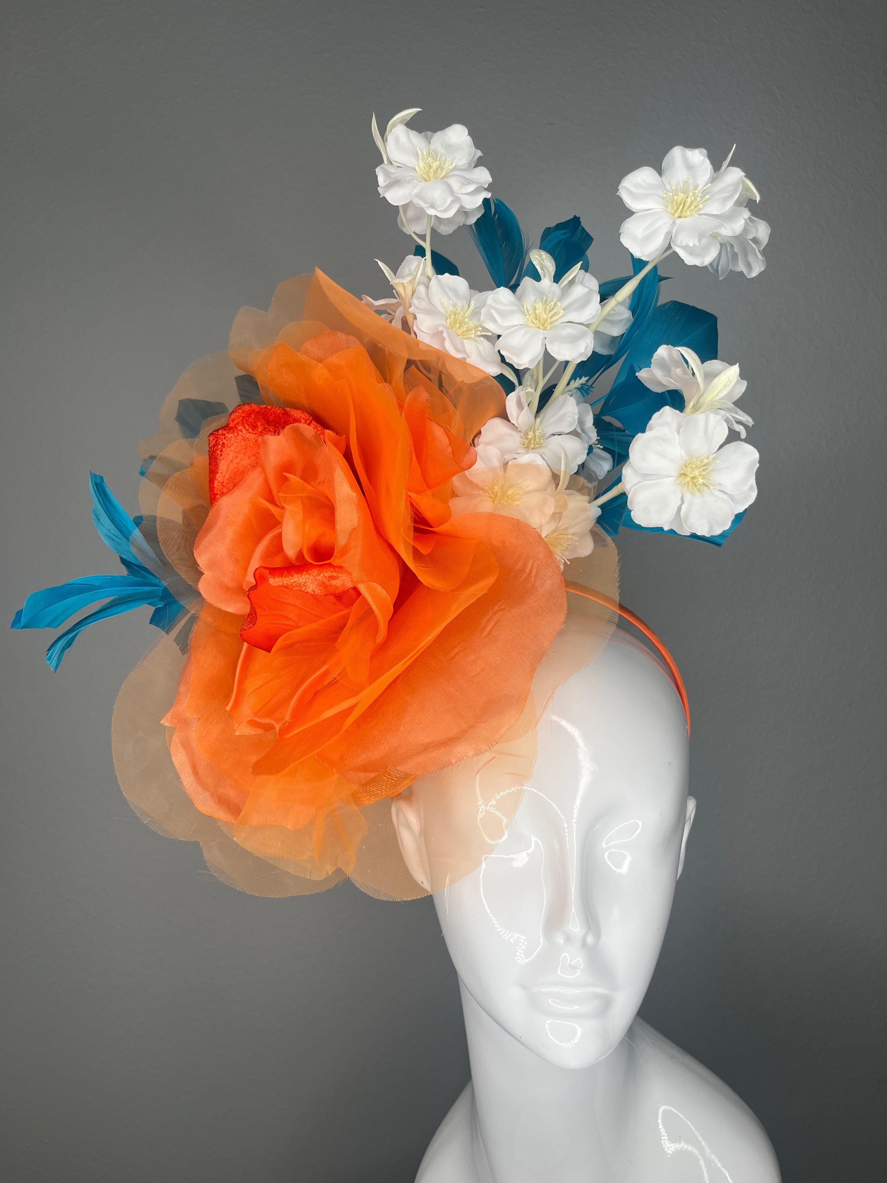 Orange Organza Rose & Blaugrün Feder Blumen Statement Faszinator Hut