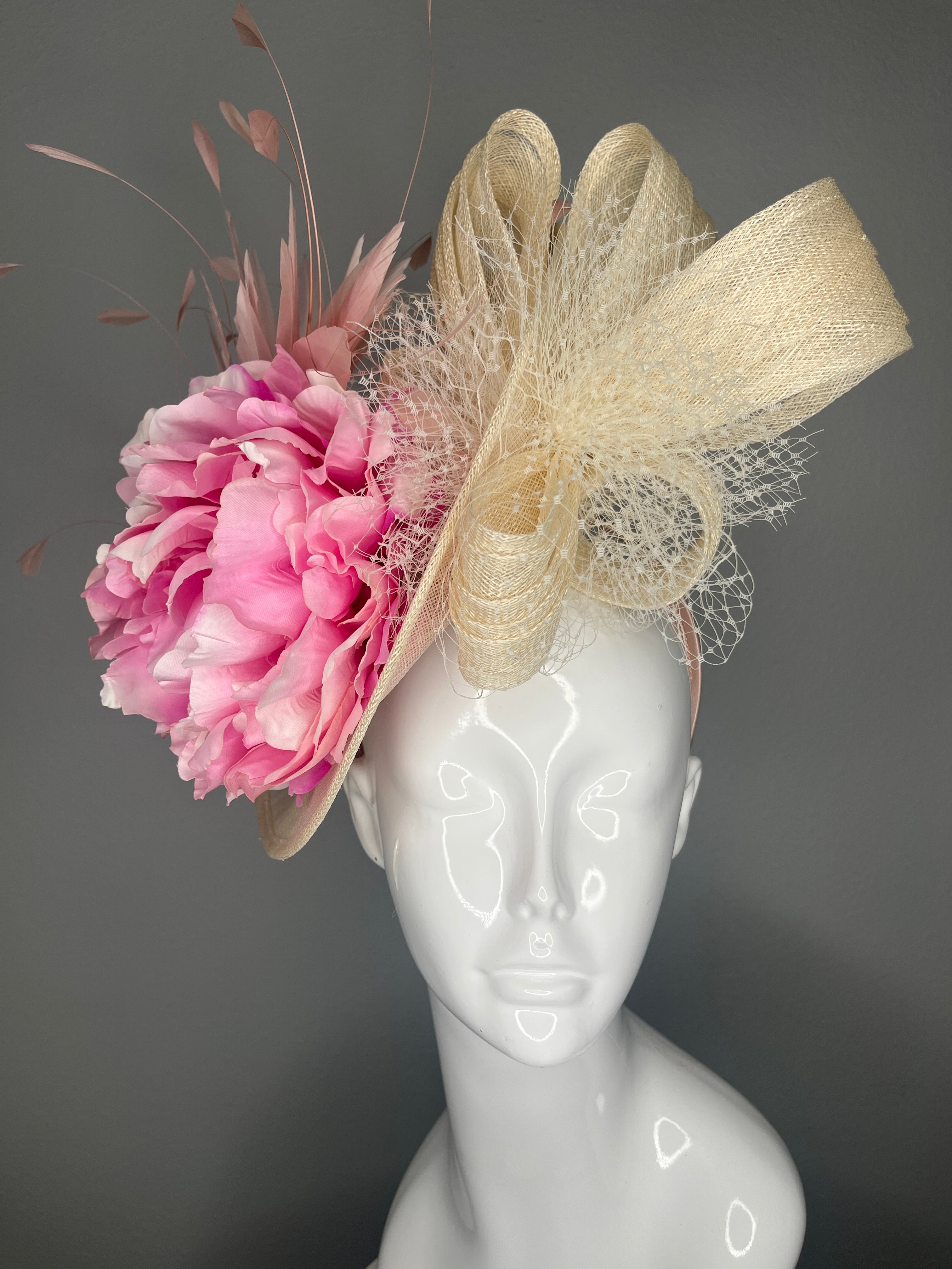 Rosa altrosa Pfingstrose & Natural Sinamay Statement Faszinator Hat