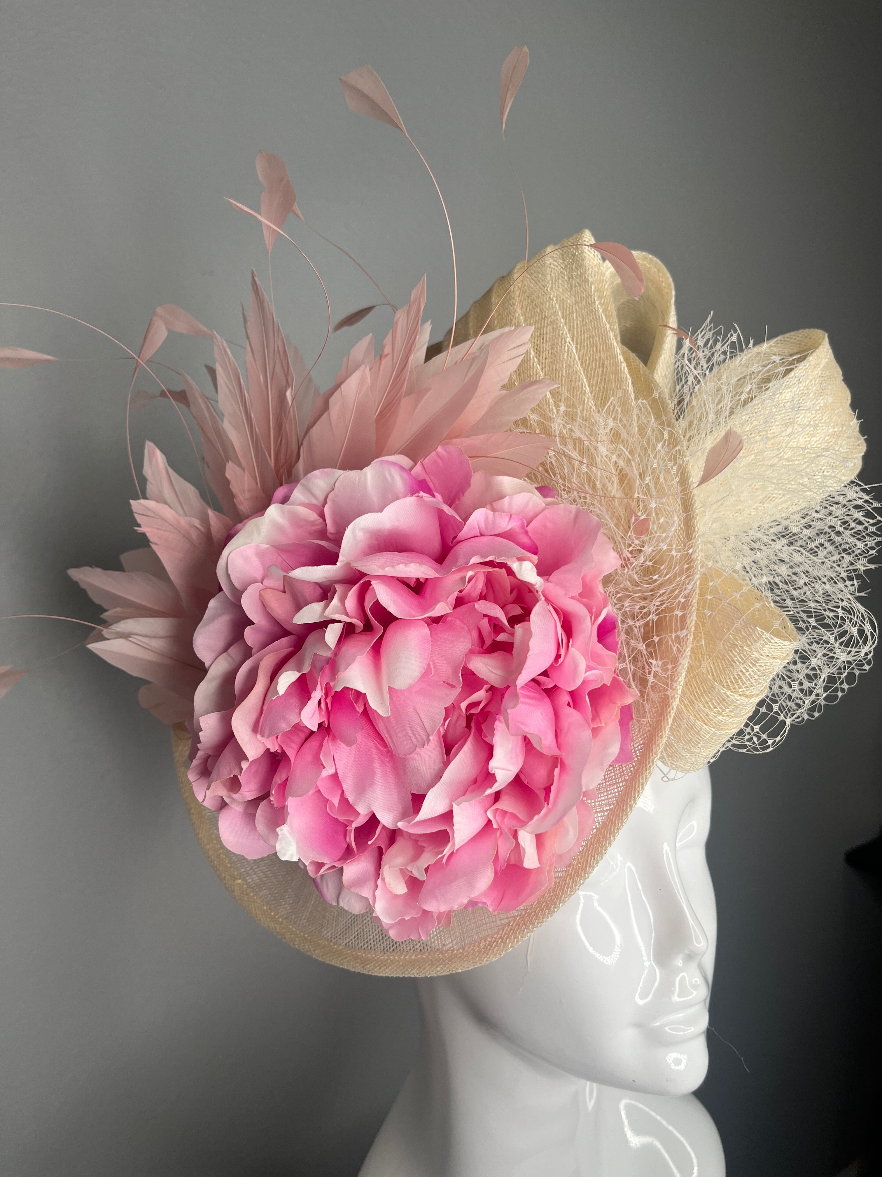 Rosa altrosa Pfingstrose & Natural Sinamay Statement Faszinator Hat