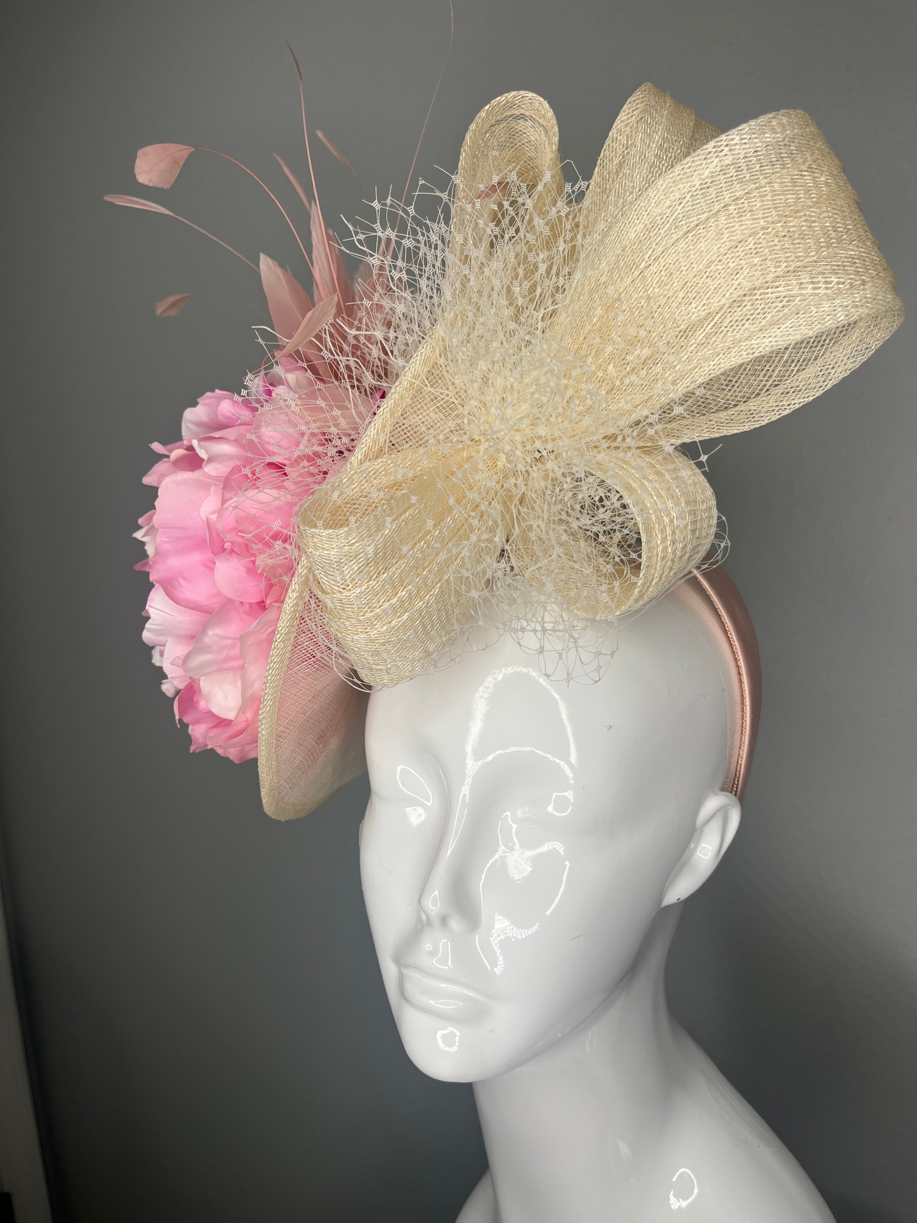 Rosa altrosa Pfingstrose & Natural Sinamay Statement Faszinator Hat